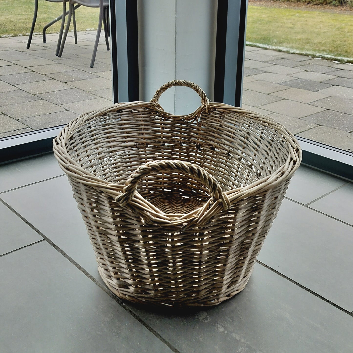 Fletkurv i pil - Oval L 61 × B 49,5 × H 32,5 cm.