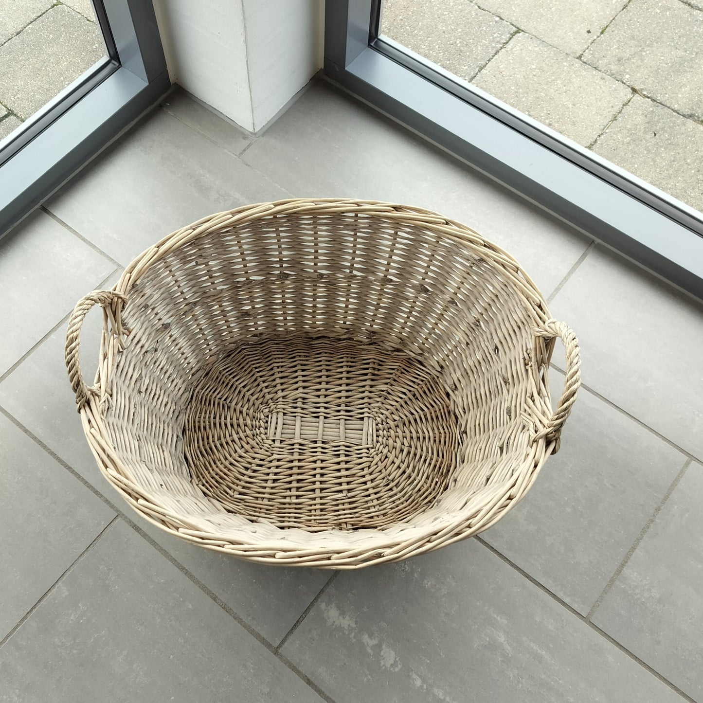 Fletkurv i pil - Oval L 61 × B 49,5 × H 32,5 cm.