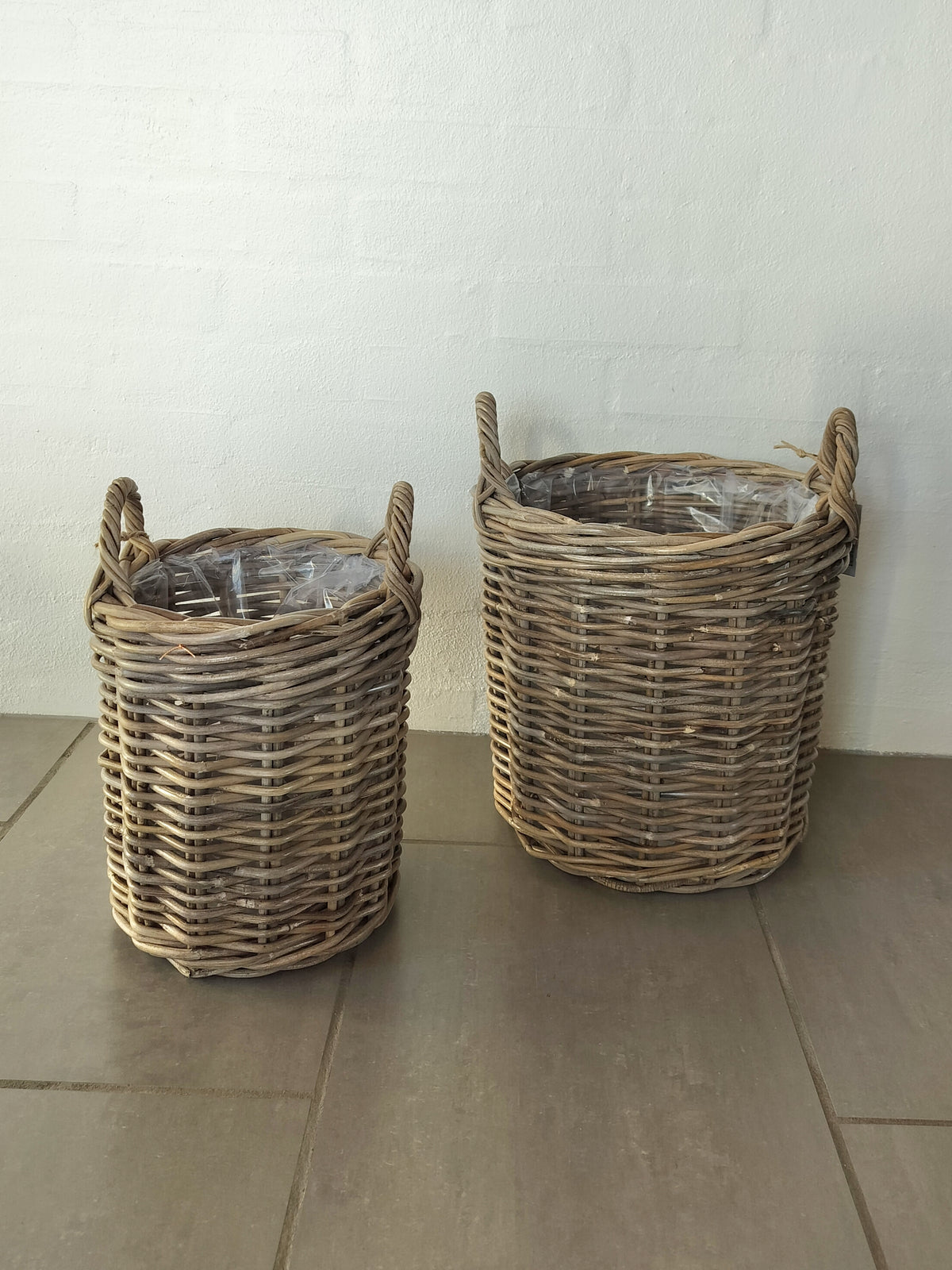 Plantekurv i grå flettet rattan