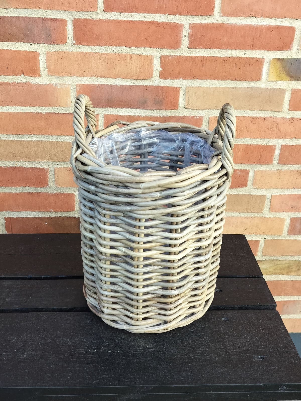 Plantekurv i grå flettet rattan