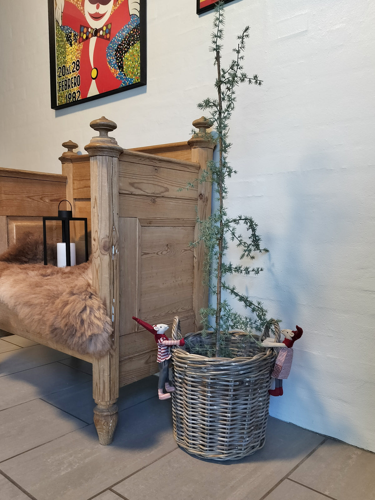 Plantekurv i grå flettet rattan