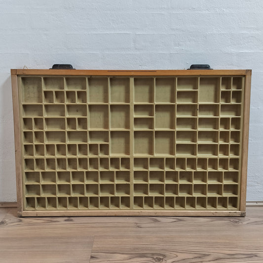 Secondhand - Sættekasse med plastik rum/indsats B 83 x D 4 x H 55 cm