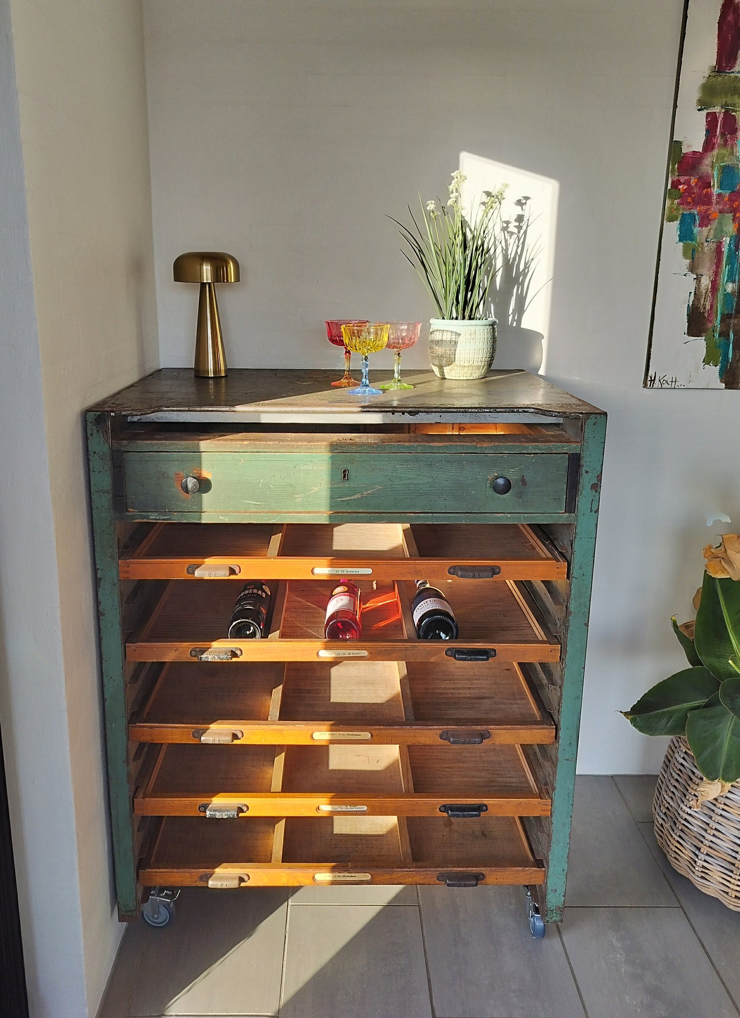 Secondhand - Gammelt trykkerimøbel B 92 x D 65,5 x H 116,5 cm med pynt set forfra