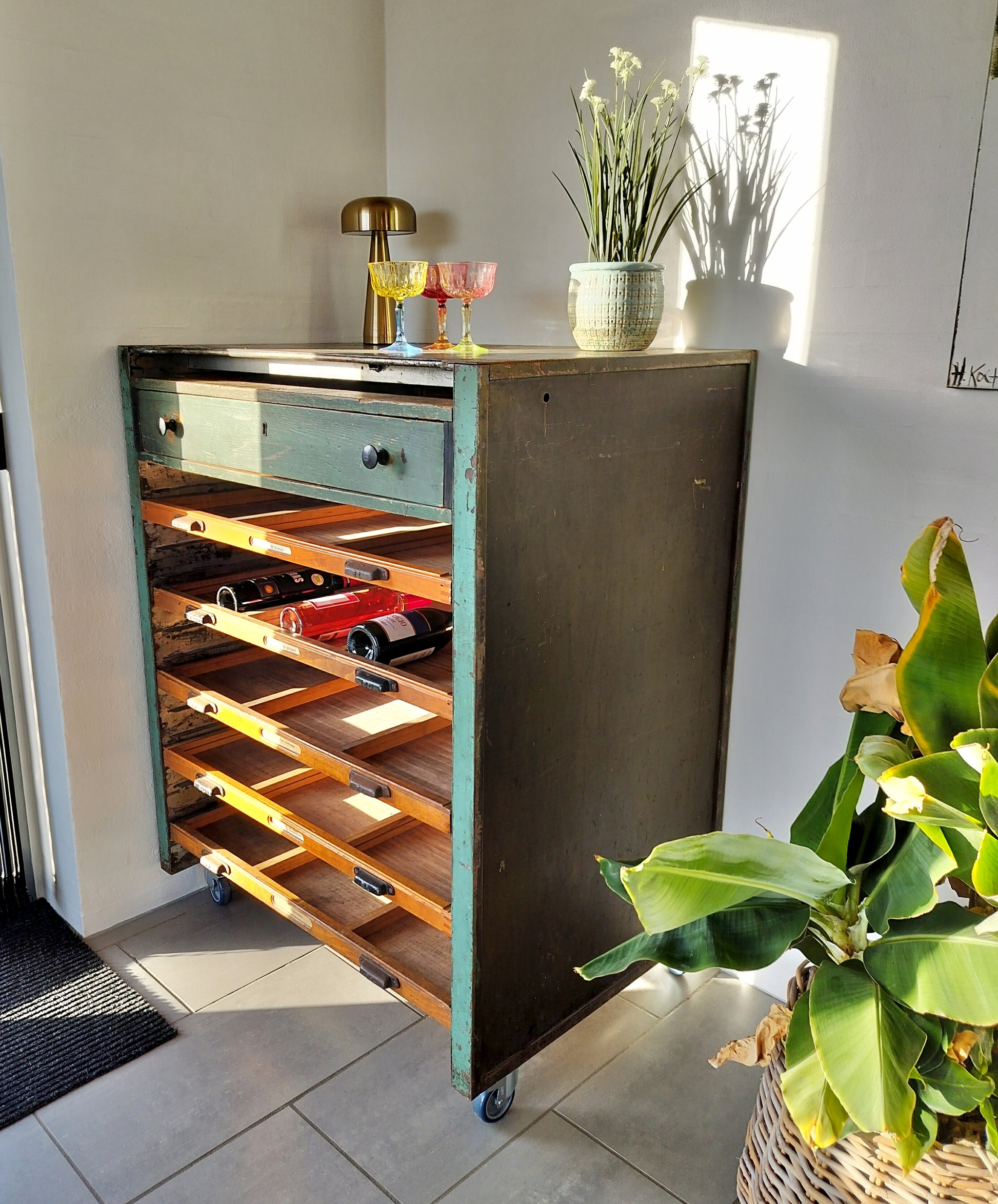 Secondhand - Gammelt trykkerimøbel B 92 x D 65,5 x H 116,5 cm set fra siden