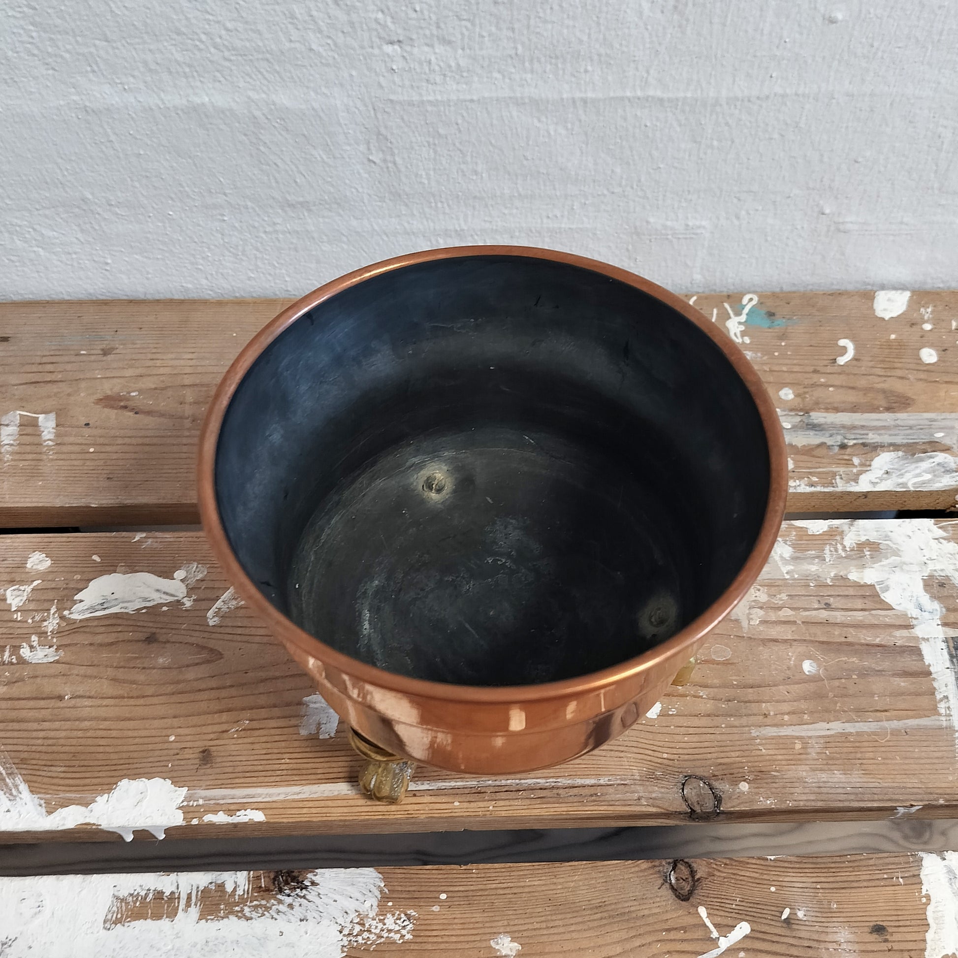 Secondhand - Potteskjuler i kobberfarve med løvefødder Ø 16,5 x H 13 cm