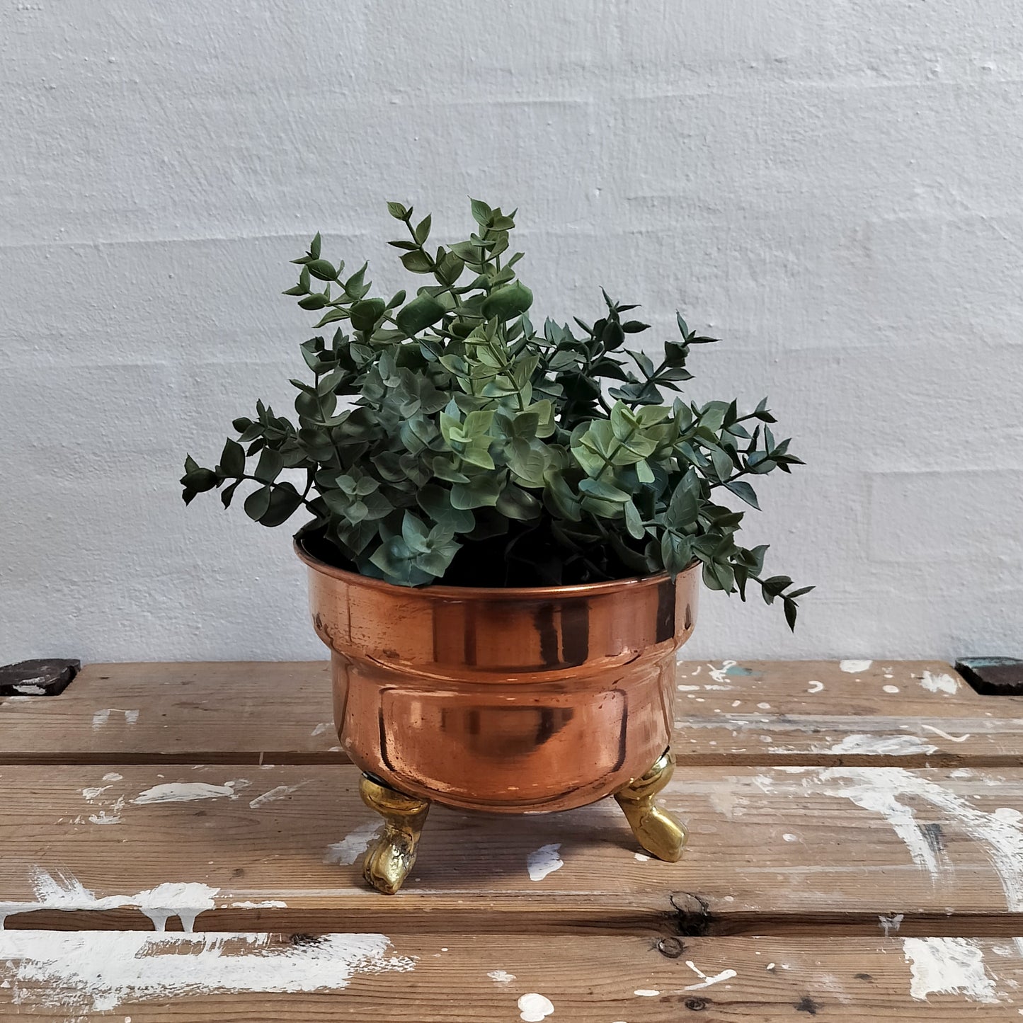 Secondhand - Potteskjuler i kobberfarve med løvefødder Ø 16,5 x H 13 cm med blomst i