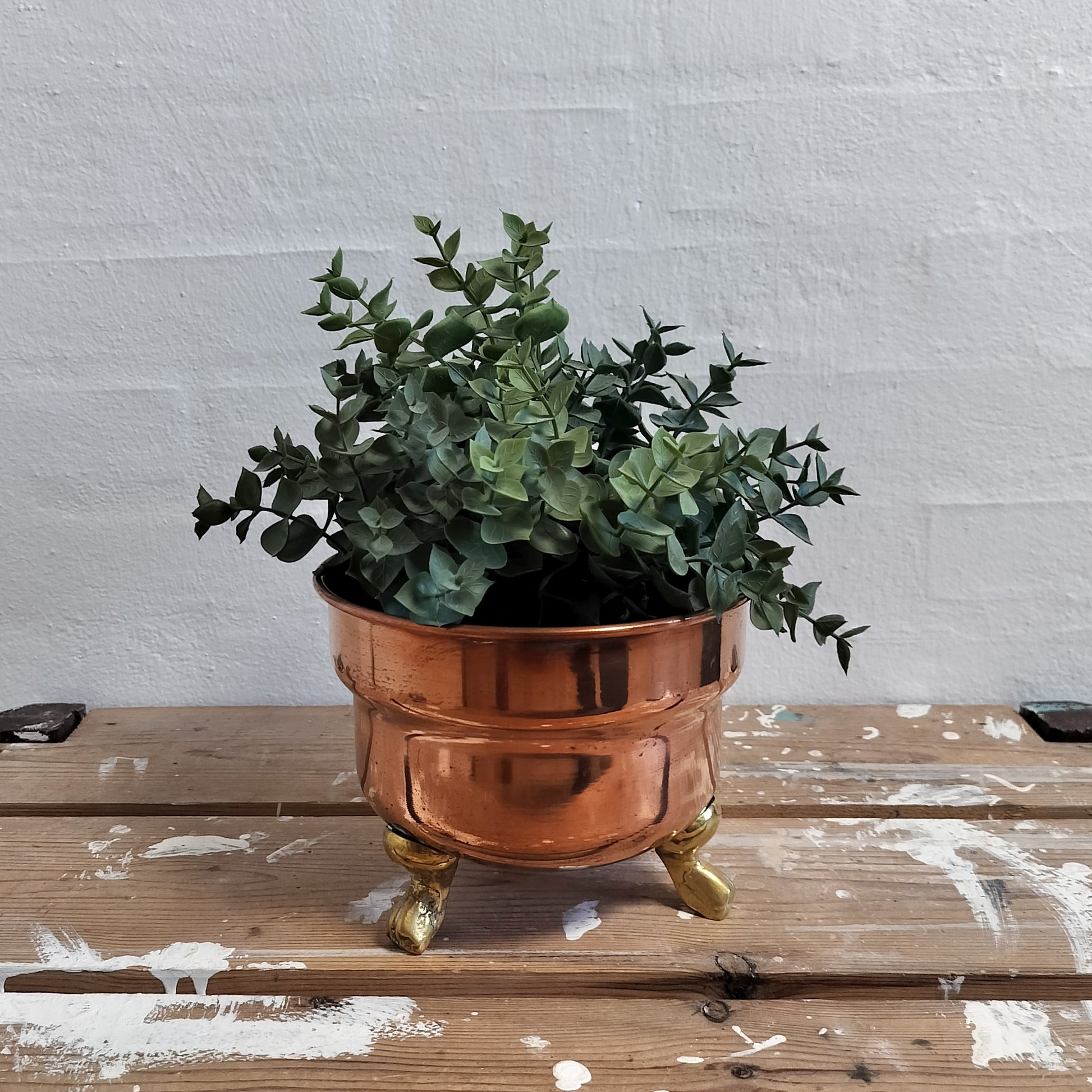 Secondhand - Potteskjuler i kobberfarve med løvefødder Ø 16,5 x H 13 cm med blomst i