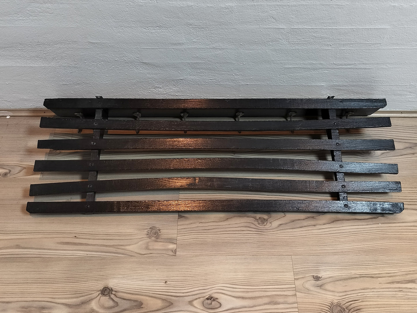 Secondhand - sortmalet knagerække med hattehylde B 87 x D 28 x H 12,5 cm