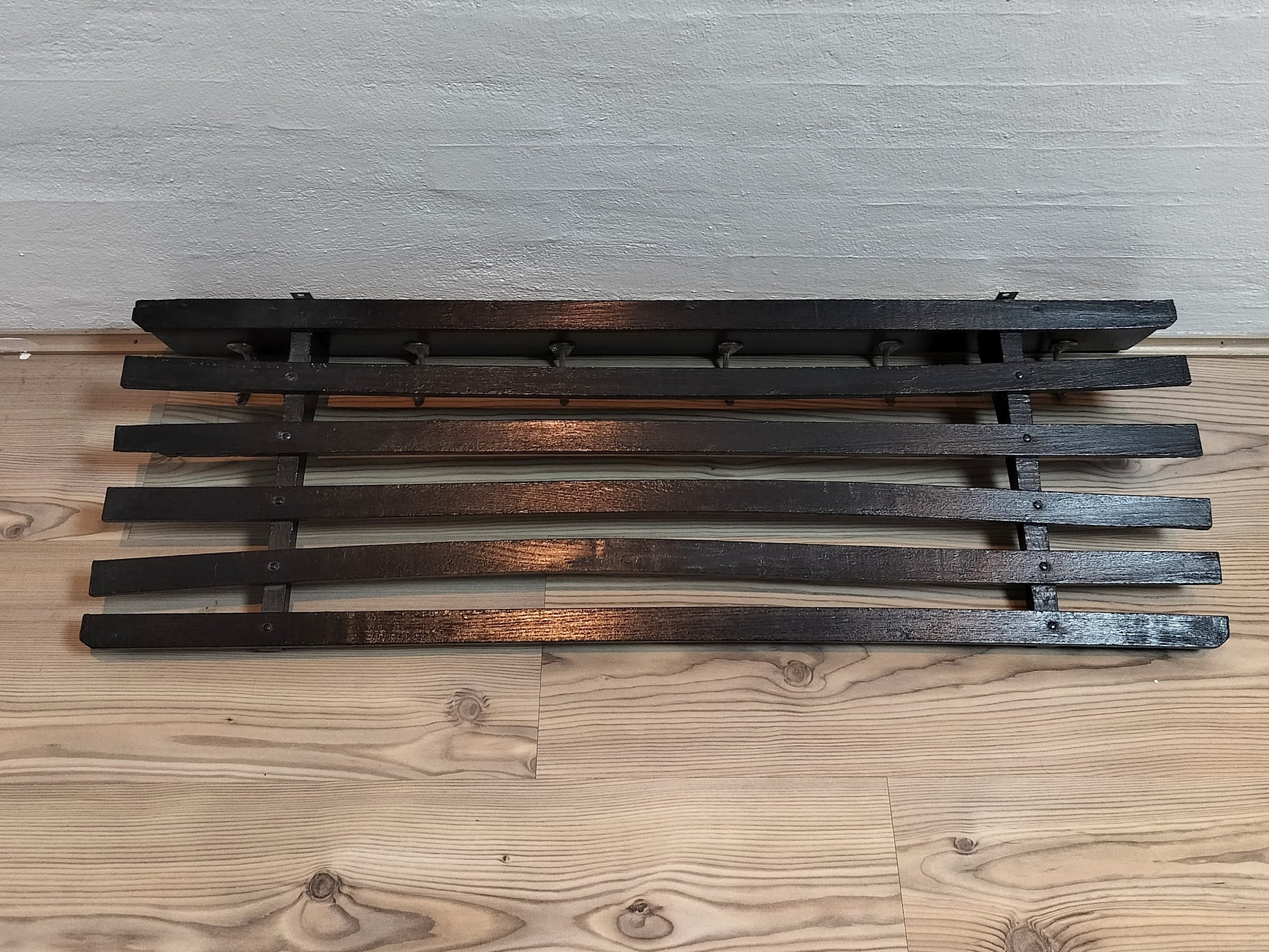 Secondhand - sortmalet knagerække med hattehylde B 87 x D 28 x H 12,5 cm