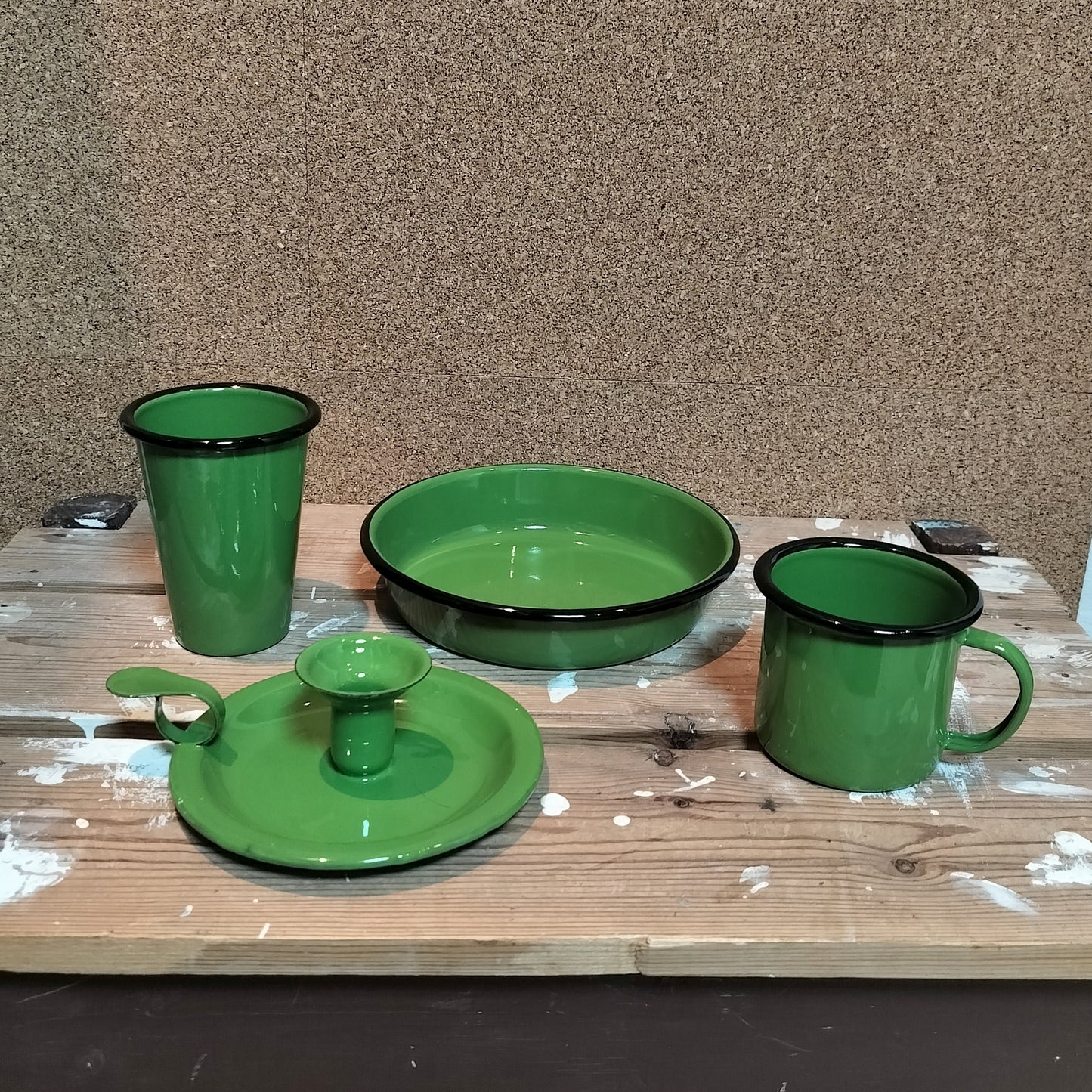 Secondhand - Emaljesæt i grøn farve 2 x krus, 1 x tallerken, 1 x lysestage