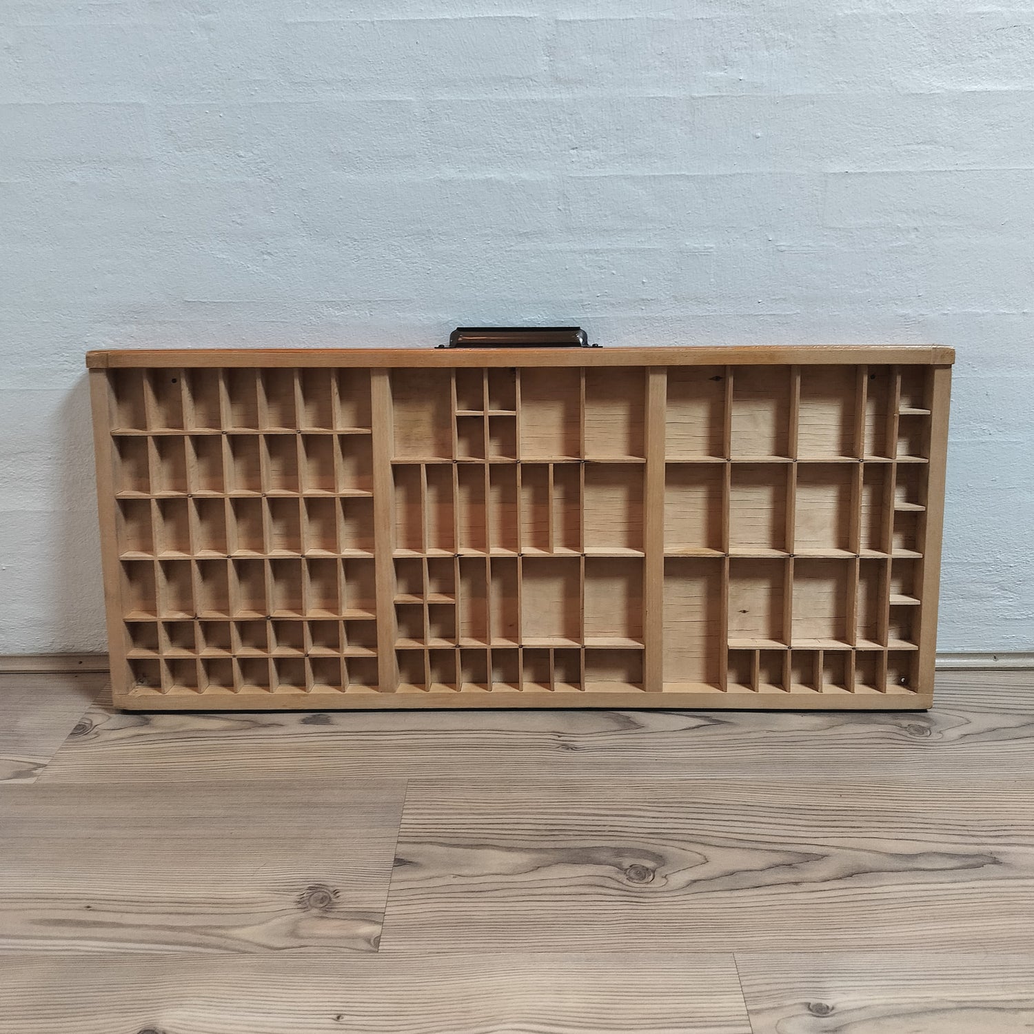 Secondhand - Gammel sættekasse B 82,5 x D 3,4/4,3 x H 38,5 cm