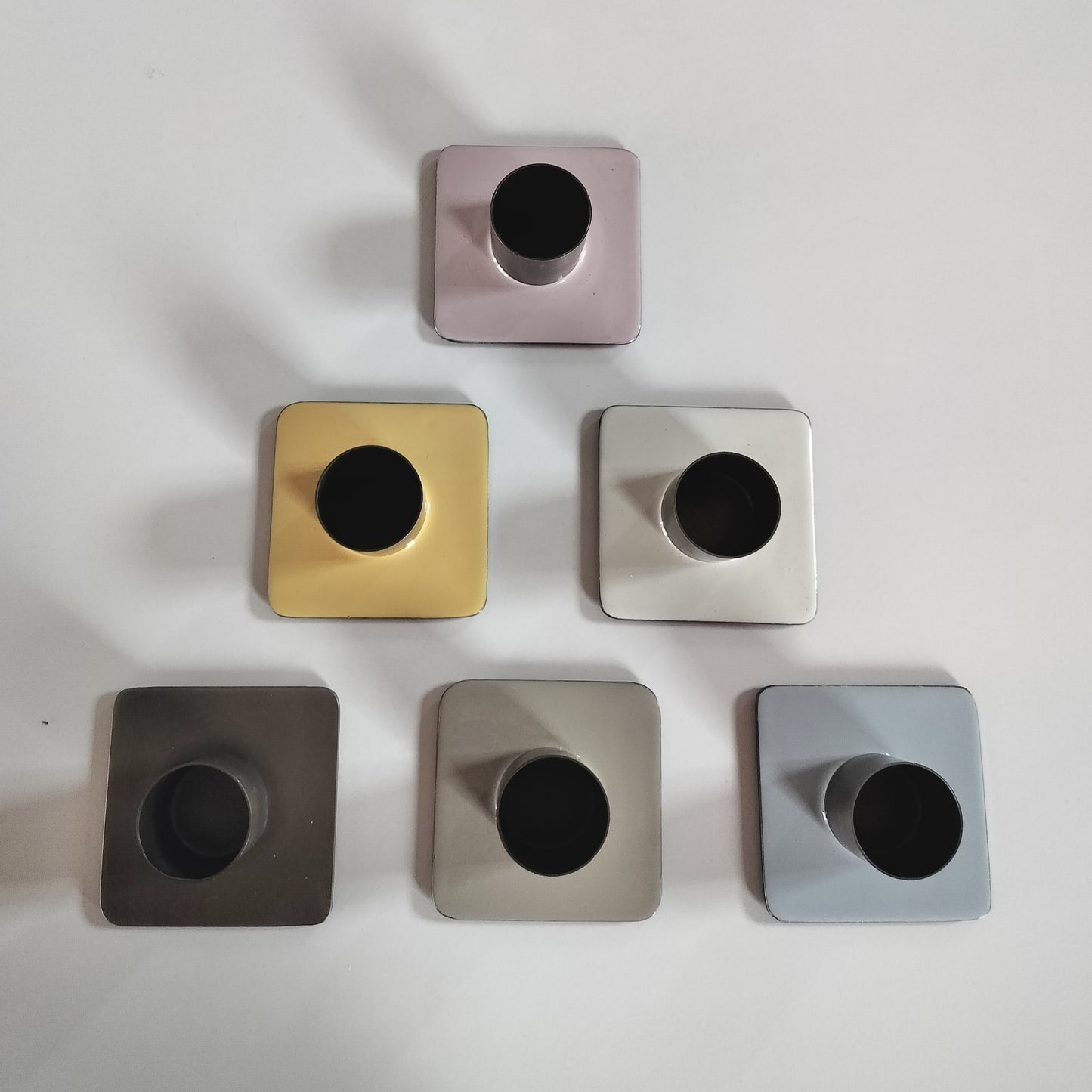 Secondhand - Lot med 5 stk. lysestager i forskellige farver til 3,8 cm lys