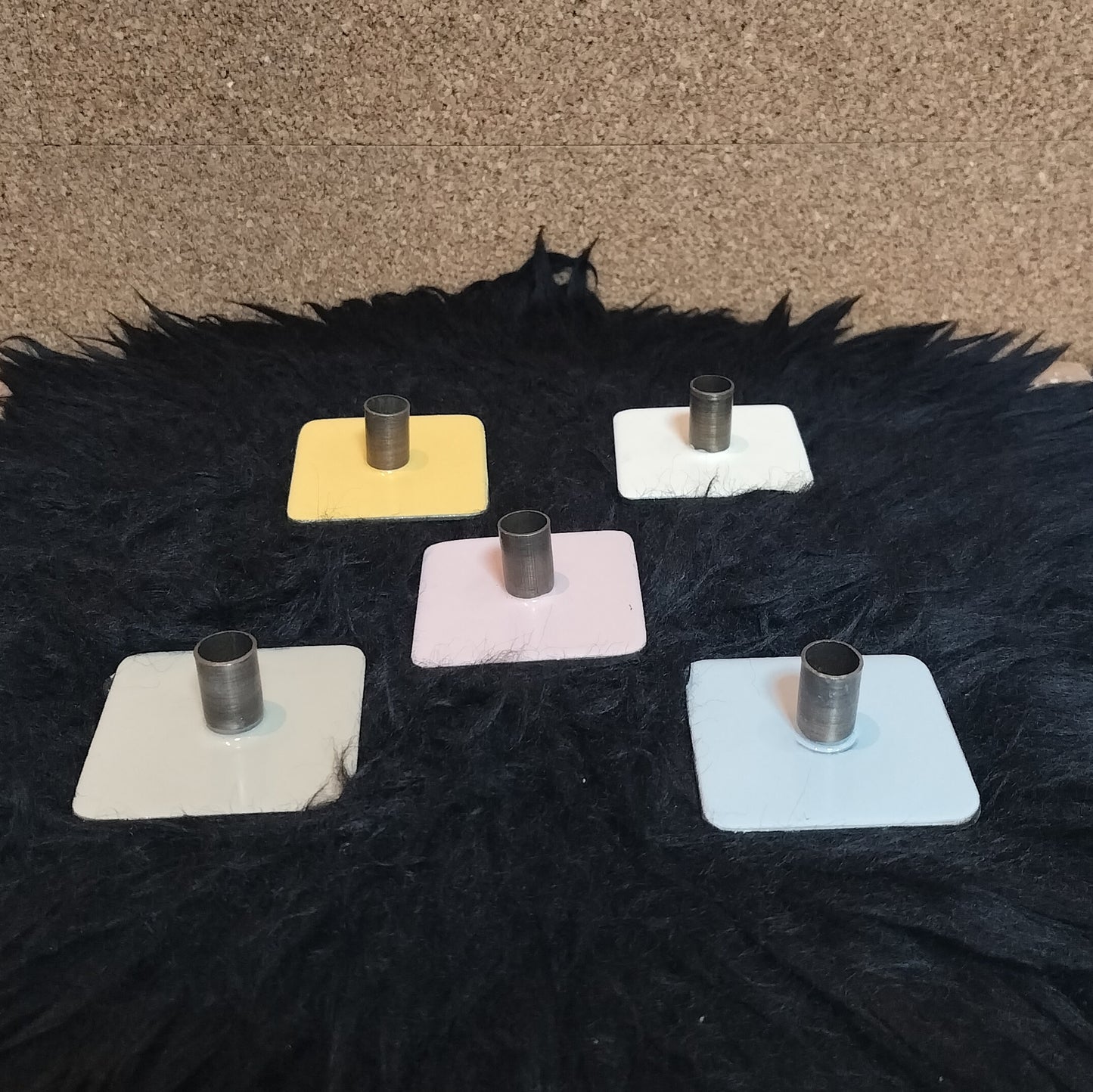 Secondhand - Lot med 5 stk. lysestager i forskellige farver til kertelys