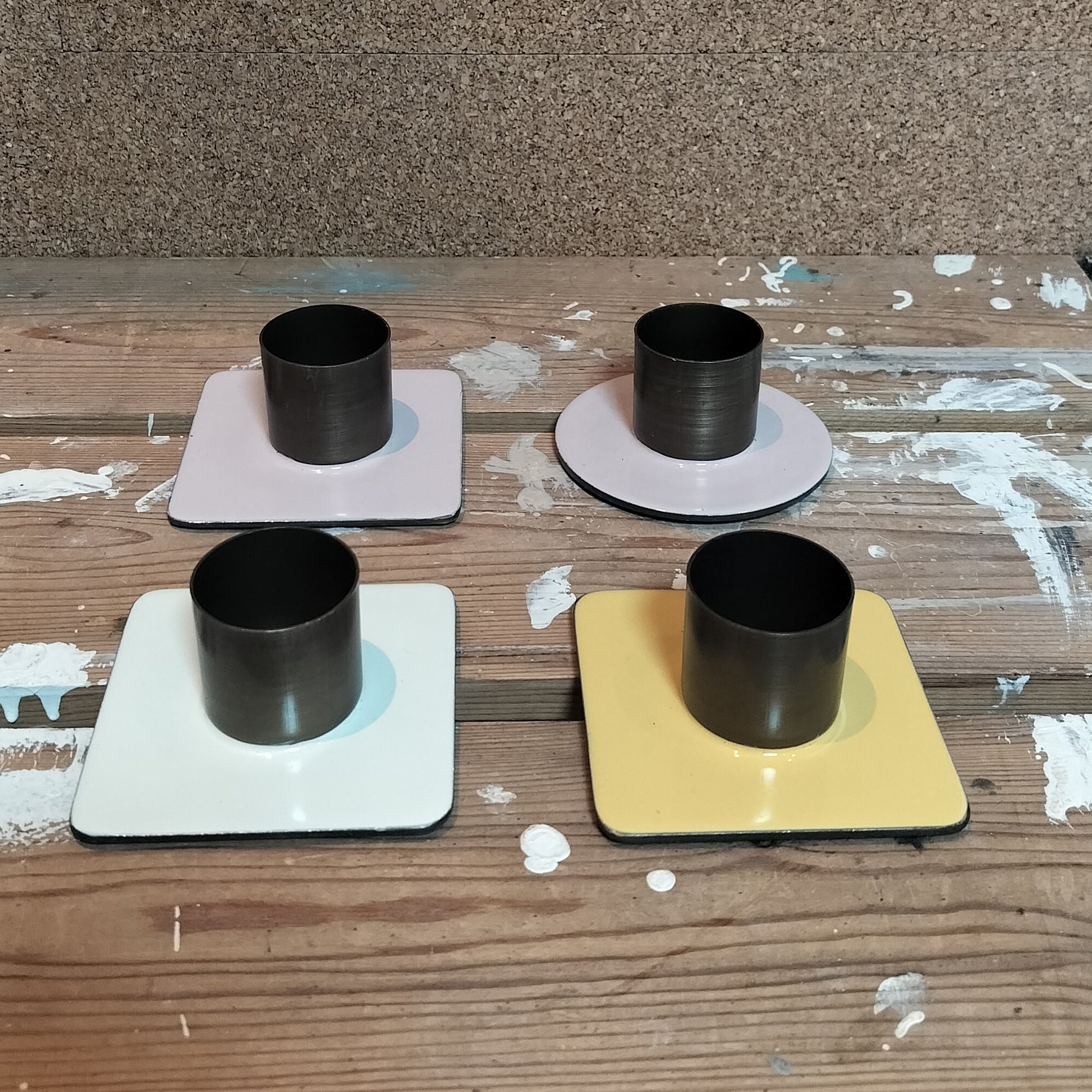 Secondhand - Lot med 4 stk. lysestager i forskellige farver til 3,8 cm lys