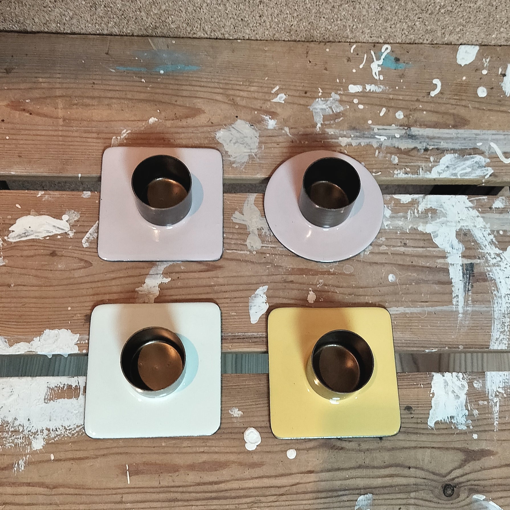 Secondhand - Lot med 4 stk. lysestager i forskellige farver til 3,8 cm lys