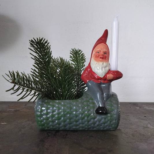 Secondhand - Vintage potteskjuler + lysestage med nisse på en stub