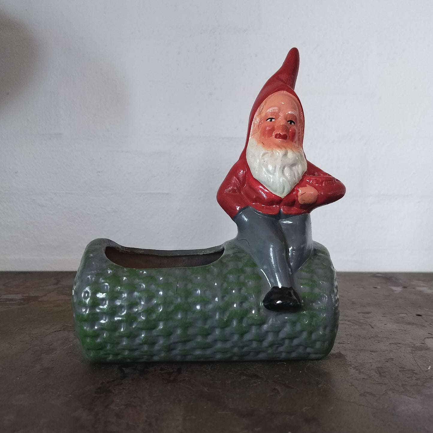 Secondhand - Vintage potteskjuler + lysestage med nisse på en stub