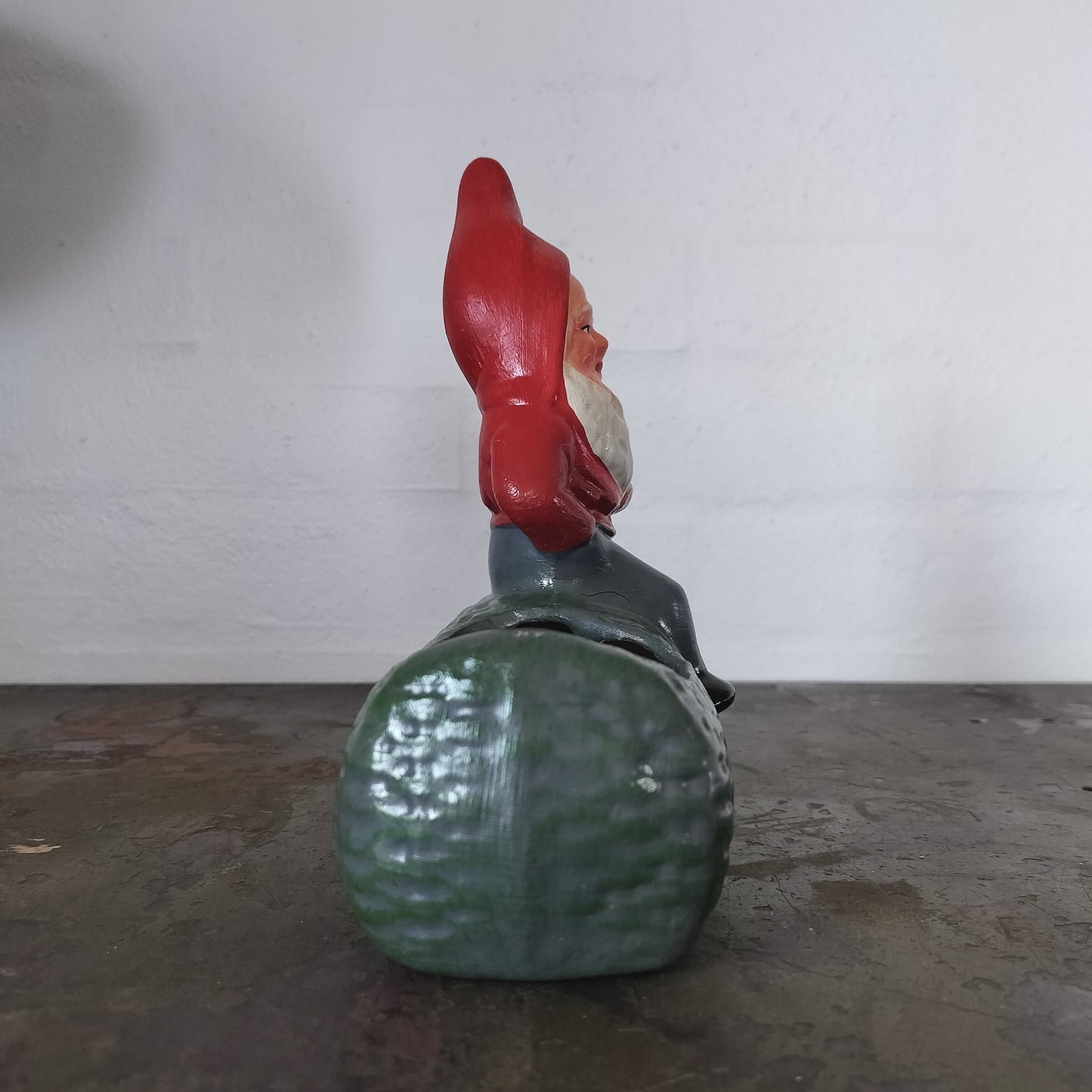 Secondhand - Vintage potteskjuler + lysestage med nisse på en stub