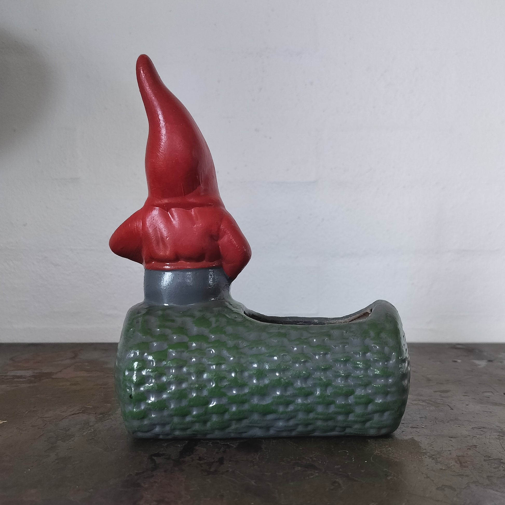 Secondhand - Vintage potteskjuler + lysestage med nisse på en stub