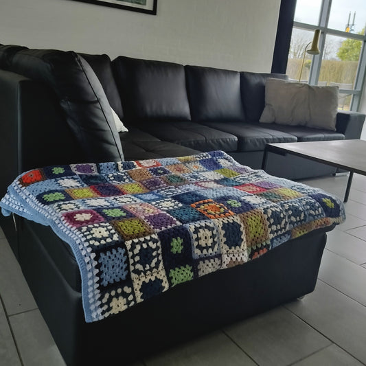 Secondhand - Hæklet mormor tæppe i mange farver med lyseblå kant