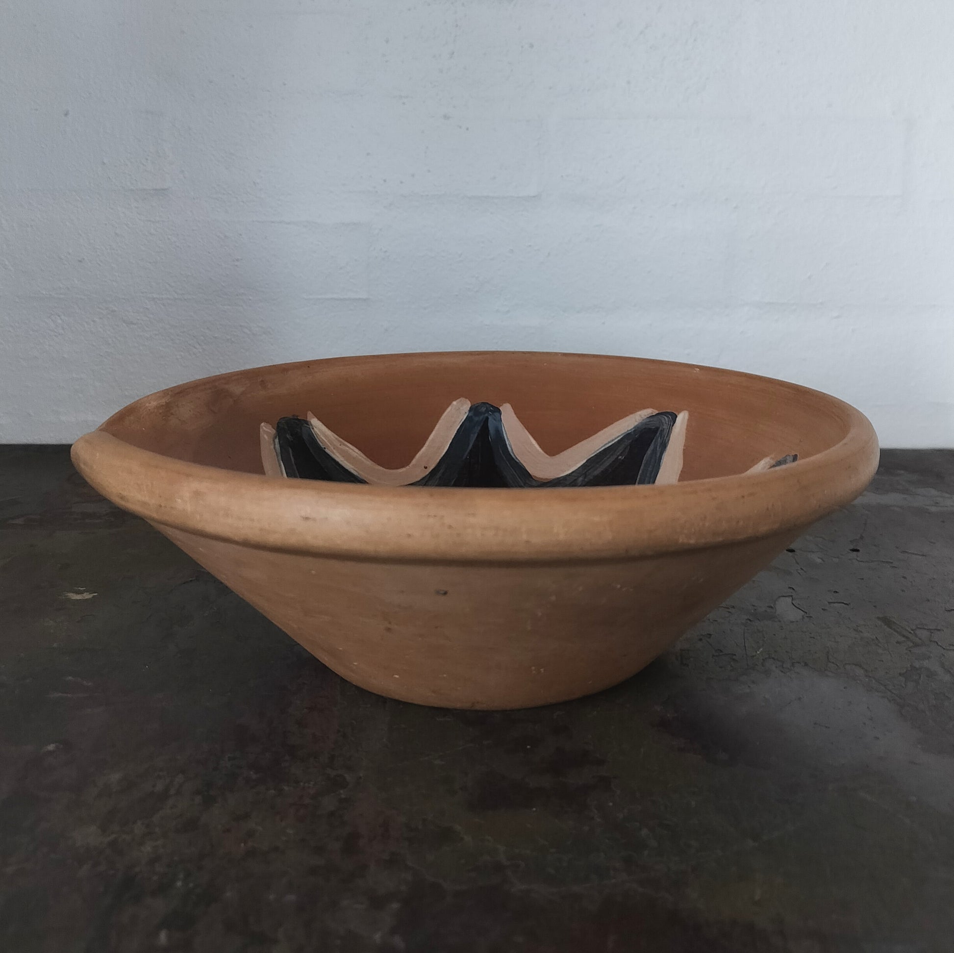 Secondhand - Lerfad dekoreret indvendig  Ø 27,5/28,5 x H 9 cm