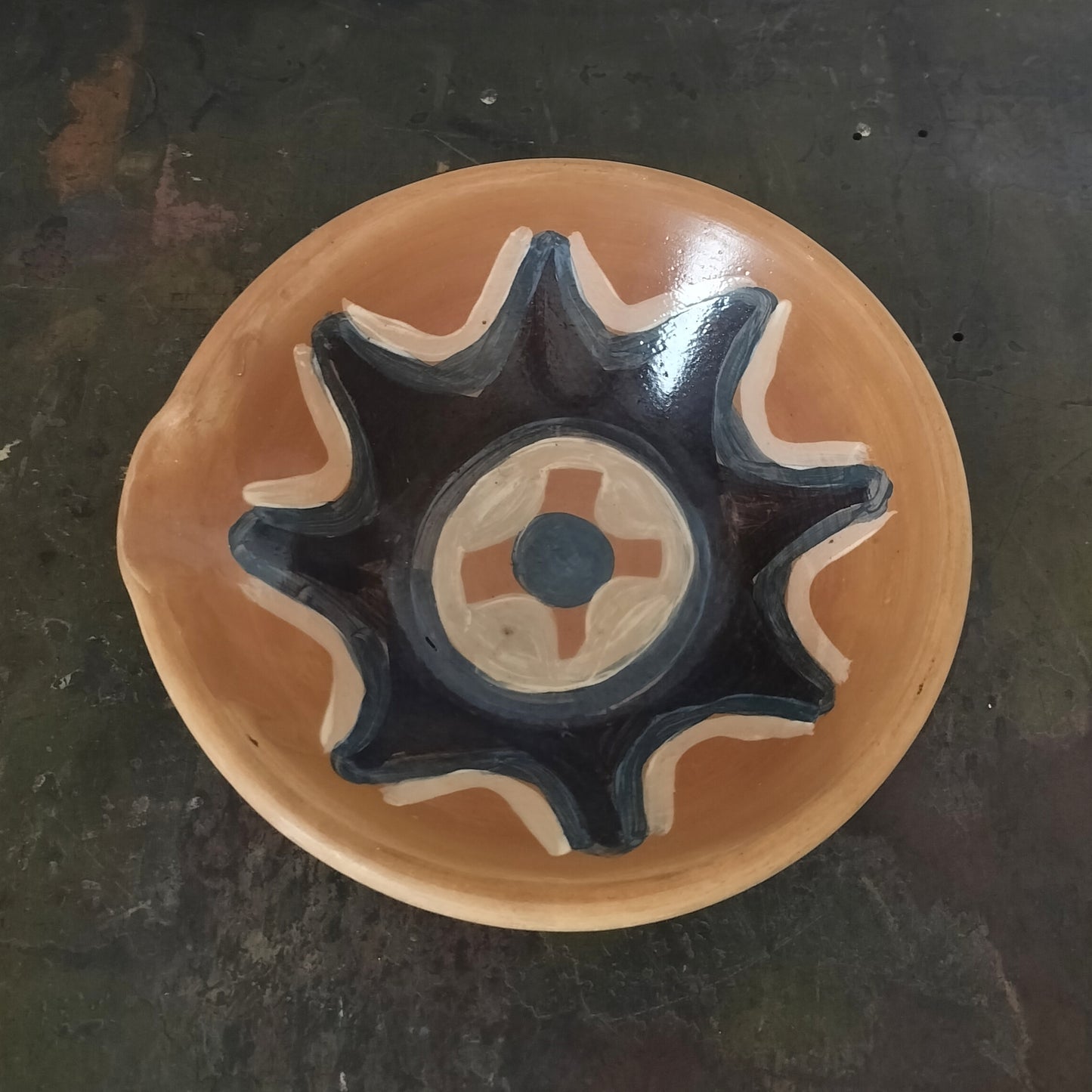 Secondhand - Lerfad dekoreret indvendig  Ø 27,5/28,5 x H 9 cm