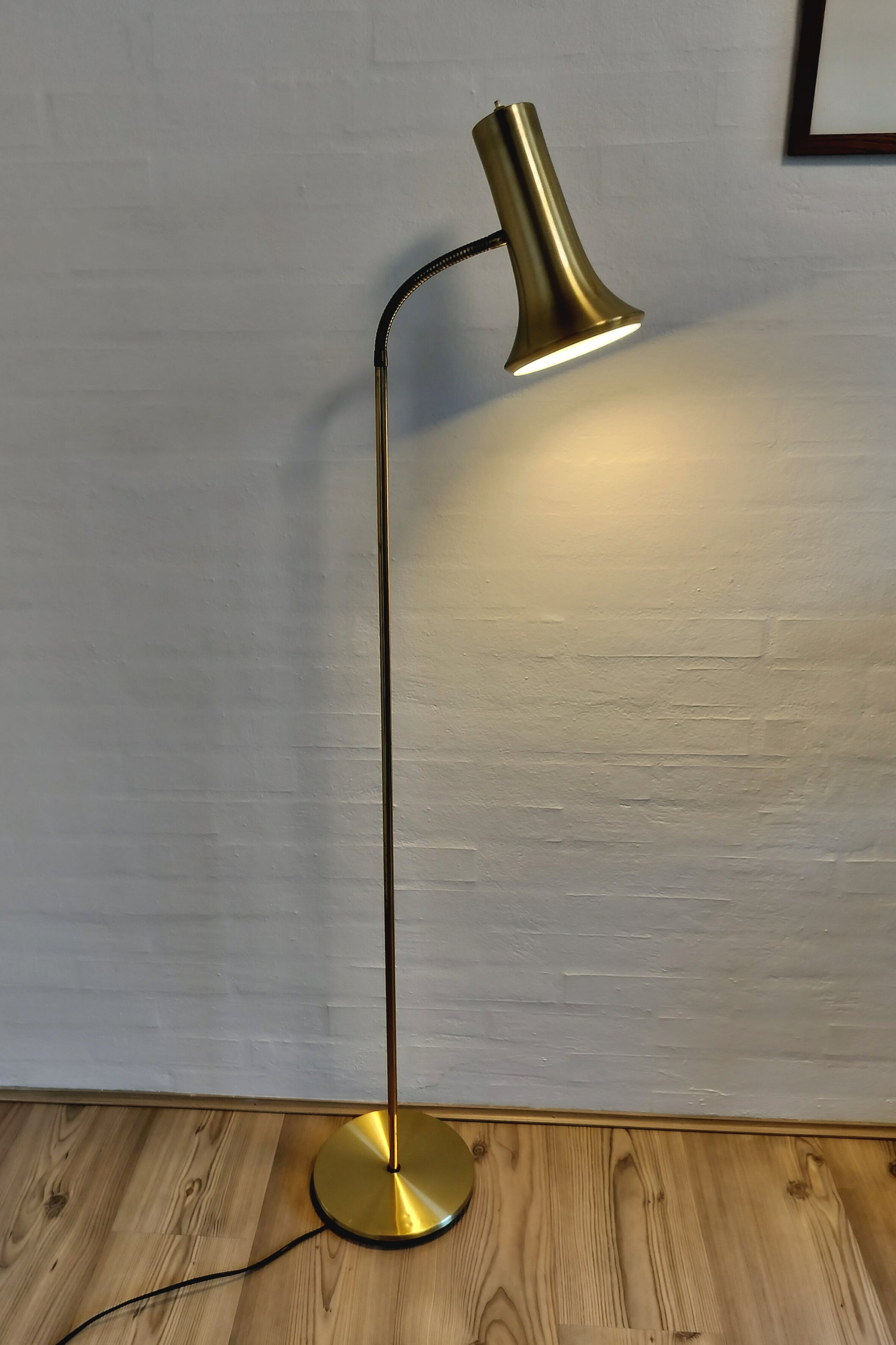 Secondhand - Standerlampe med lys  messingfarvet 