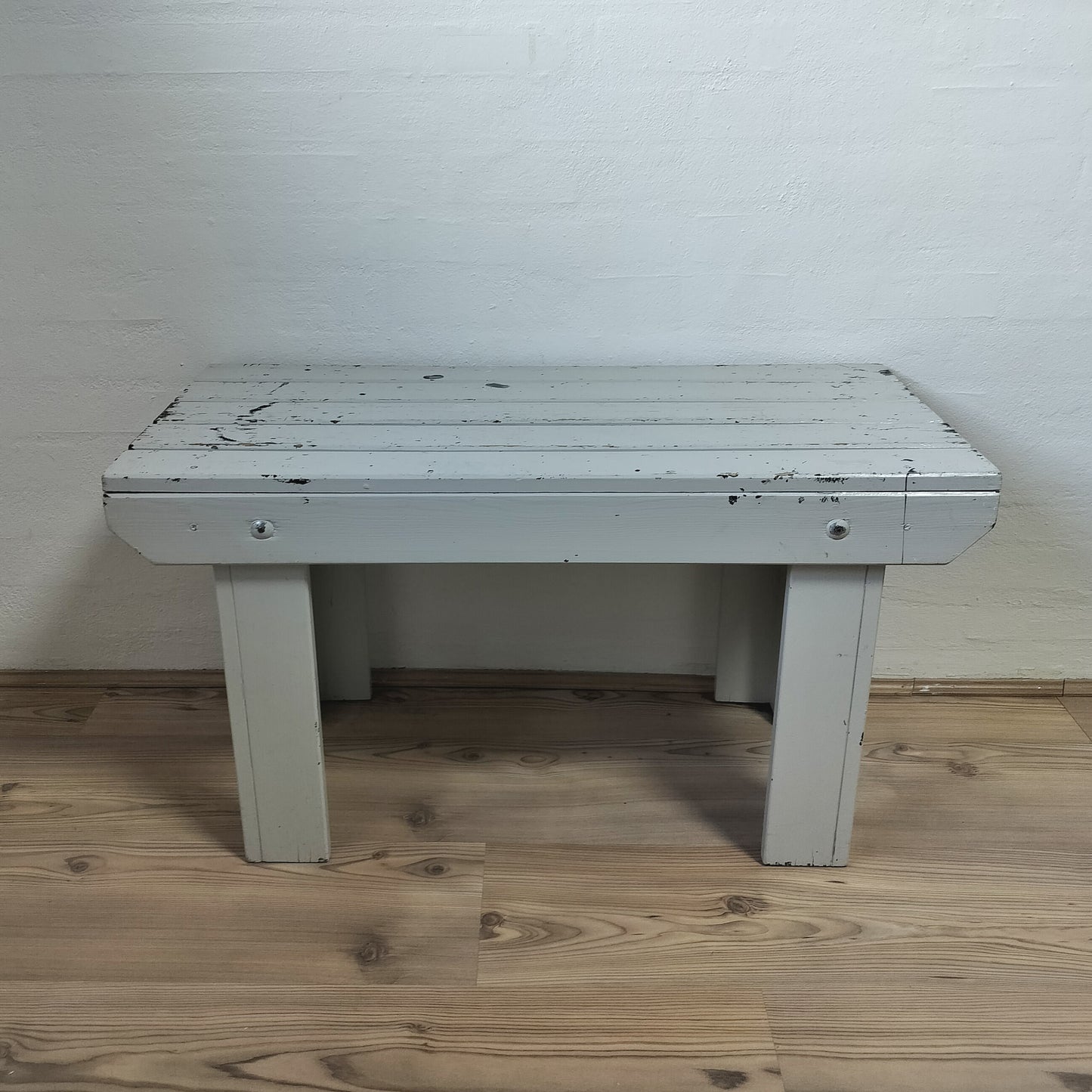 Secondhand - Gammel bænk lysegrå malet B 77,5 x D 37 x H 42,5 cm