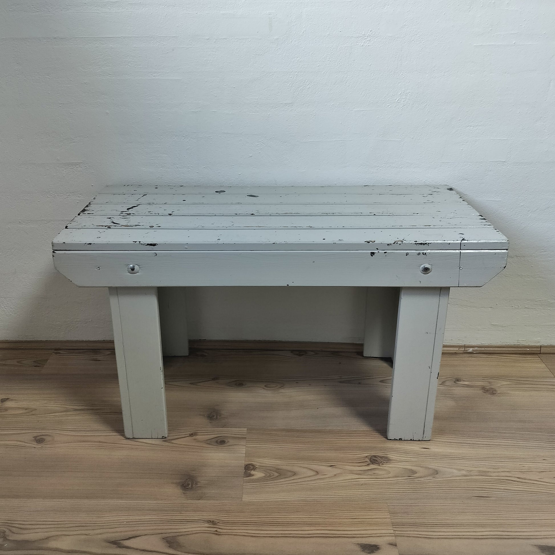 Secondhand - Gammel bænk lysegrå malet B 77,5 x D 37 x H 42,5 cm