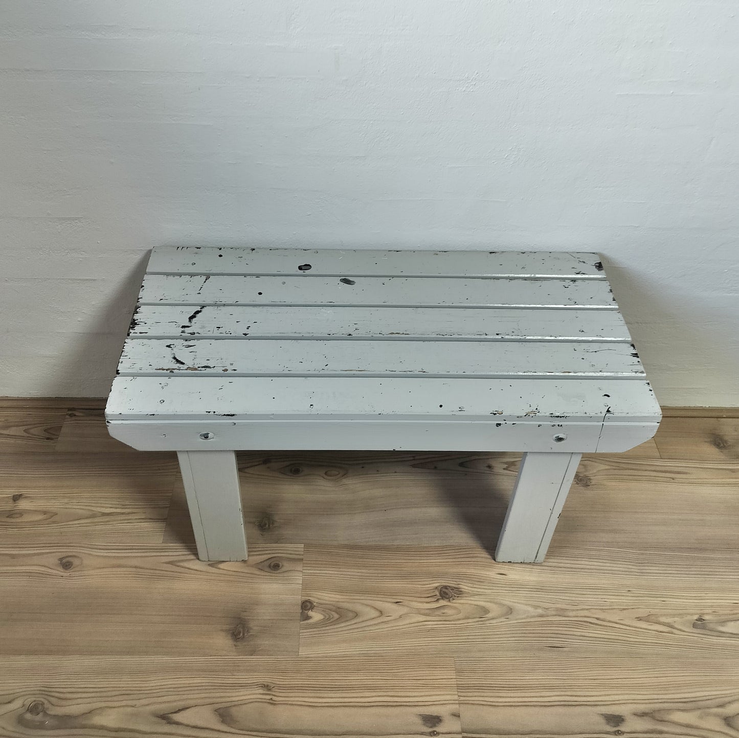 Secondhand - Gammel bænk lysegrå malet B 77,5 x D 37 x H 42,5 cm