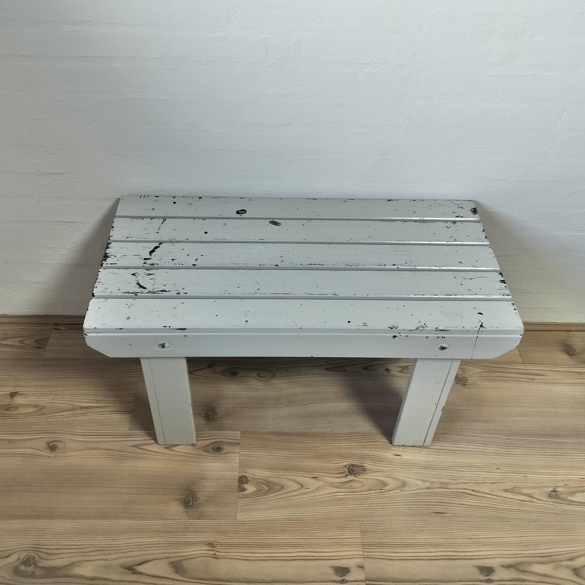 Secondhand - Gammel bænk lysegrå malet B 77,5 x D 37 x H 42,5 cm