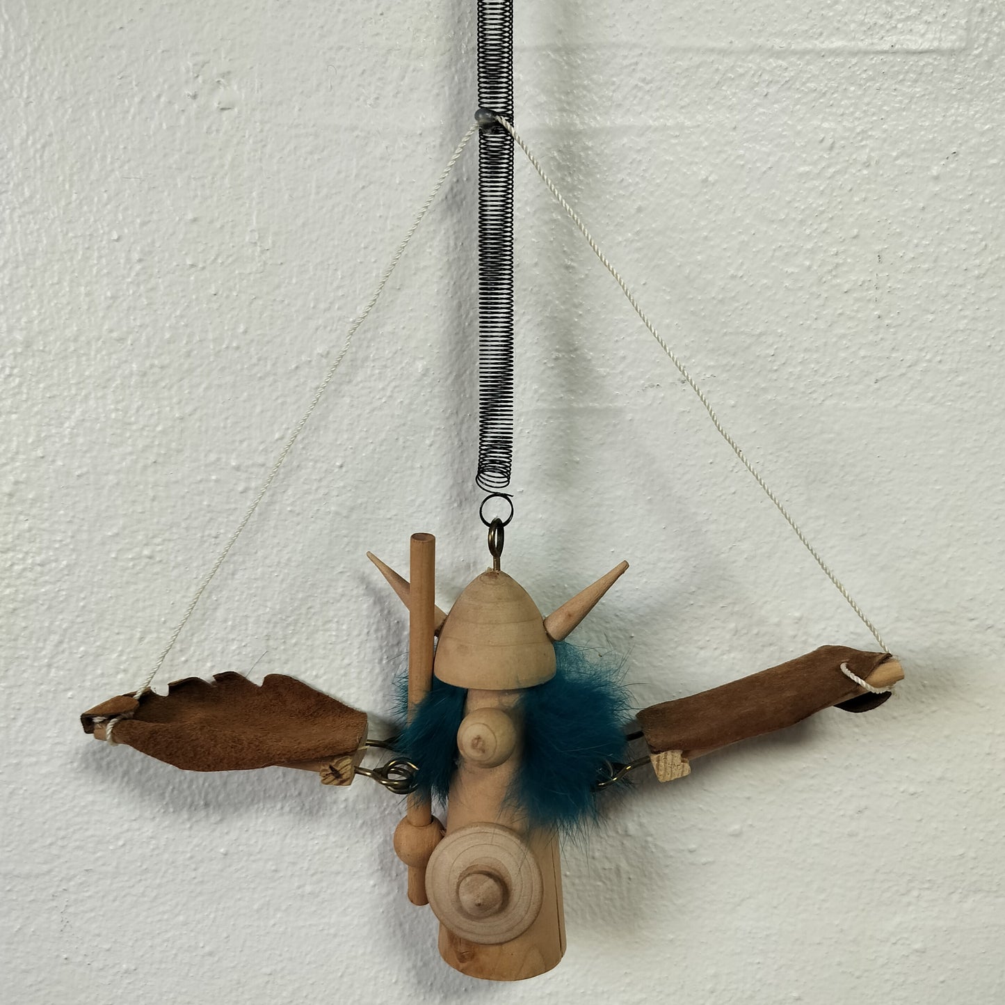 Secondhand - Træ viking på fjeder (til ophæng)