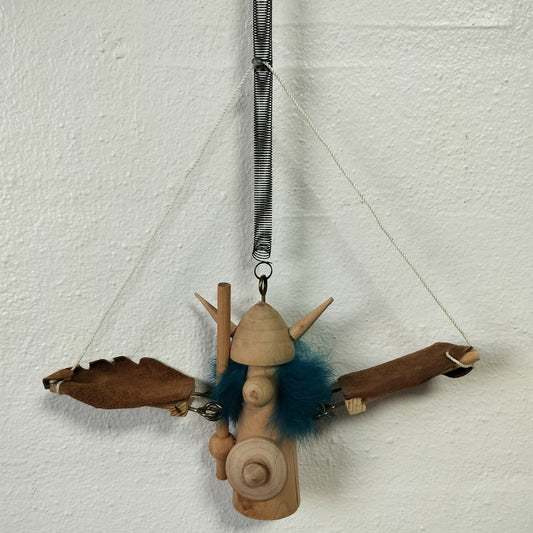 Secondhand - Træ viking på fjeder (til ophæng)