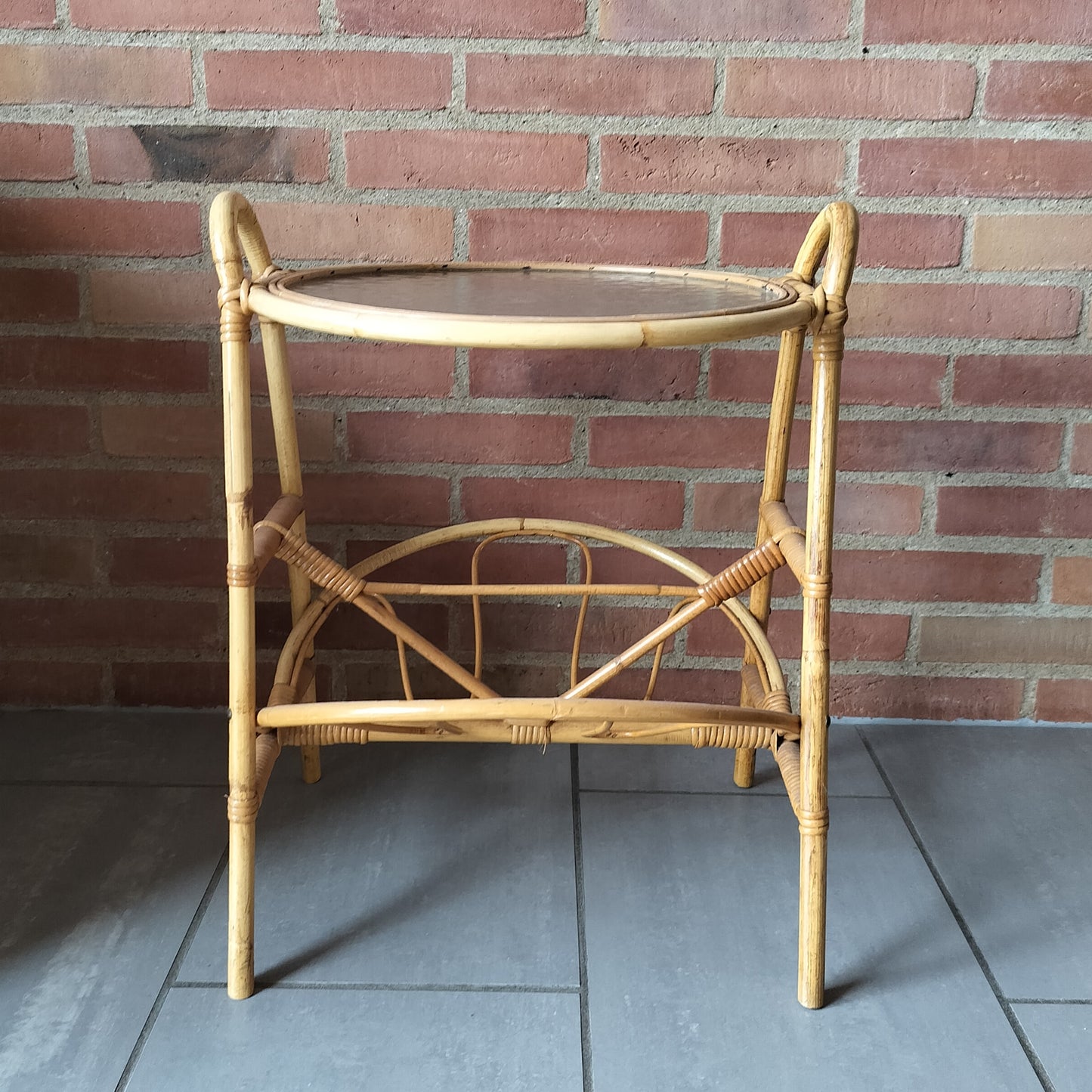 Secondhand - Bambus avisholder med rund glasplade Ø 41 cm