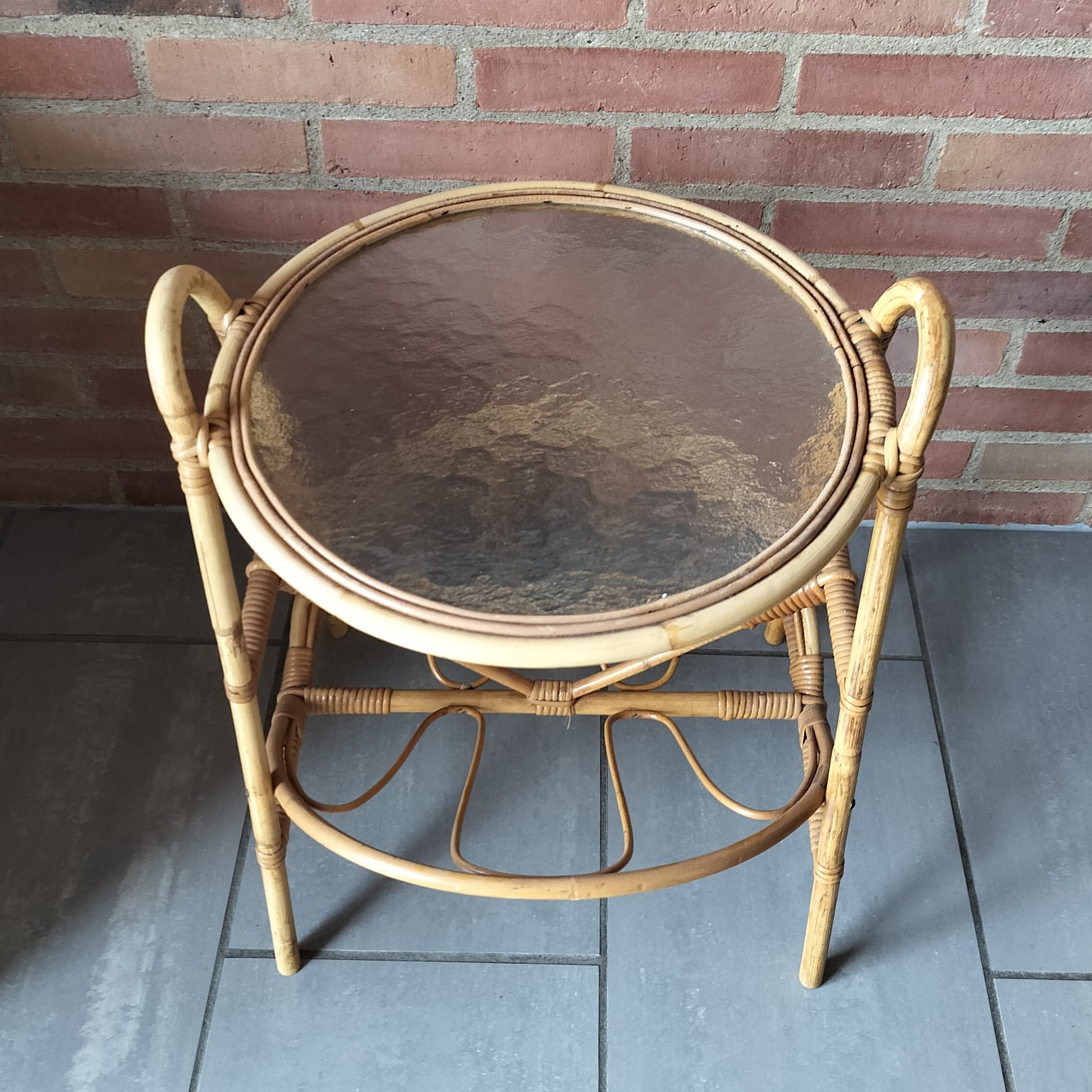 Secondhand - Bambus avisholder med rund glasplade Ø 41 cm
