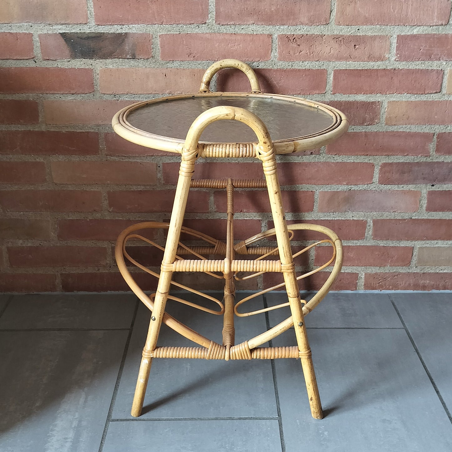 Secondhand - Bambus avisholder med rund glasplade Ø 41 cm
