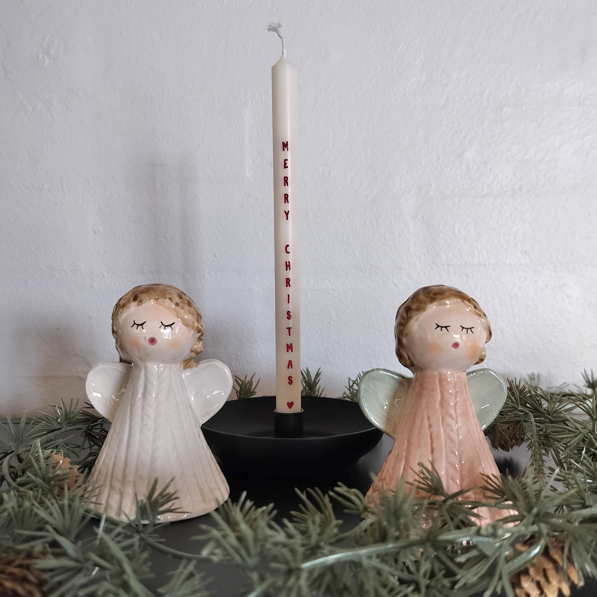 Små håndmalede engle i keramik – sæt med 2 stk. julepynt (9,5 cm)