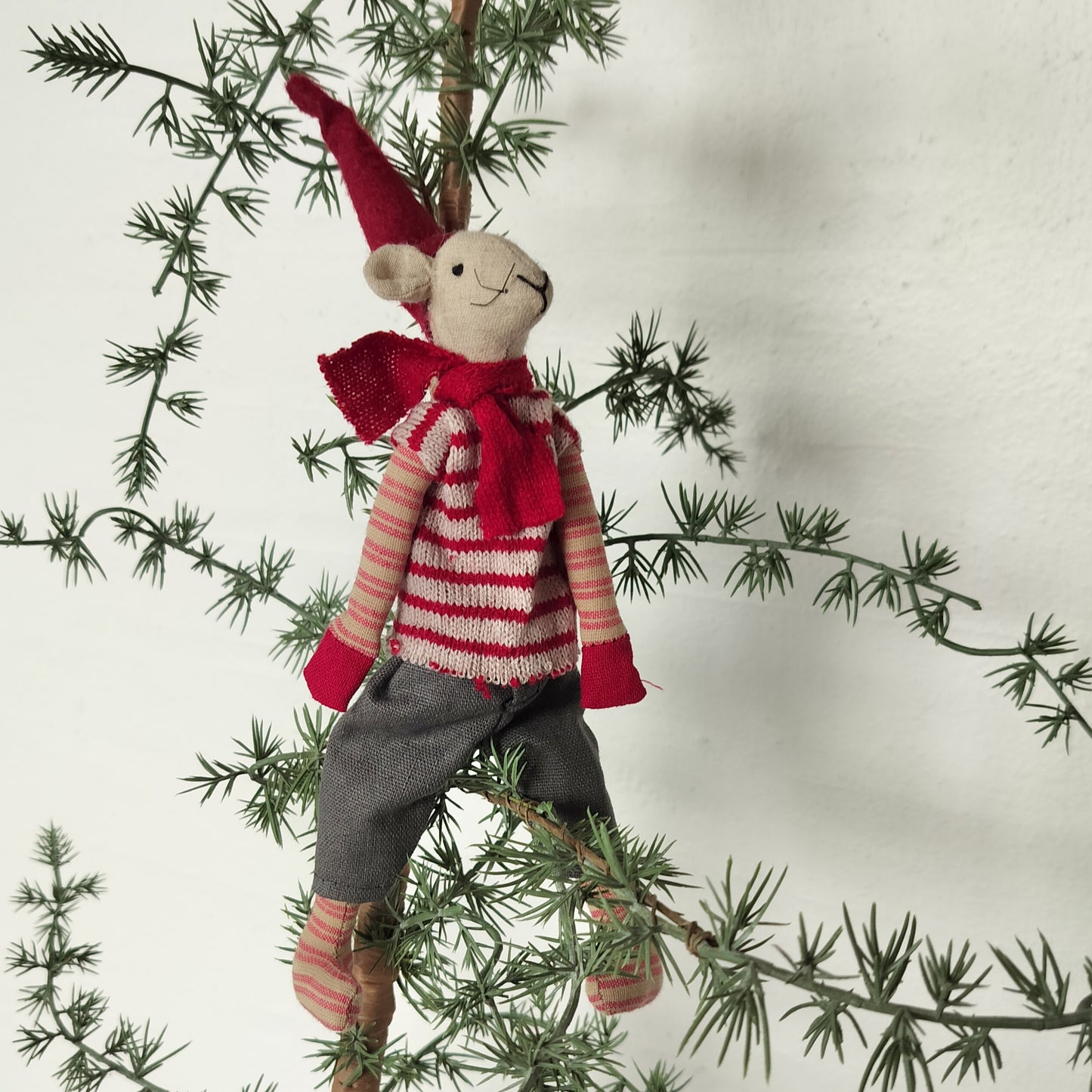 Noa med grå bukser-stribet kortærmet trøje-stribet-ærmer-stribet ben og fødder