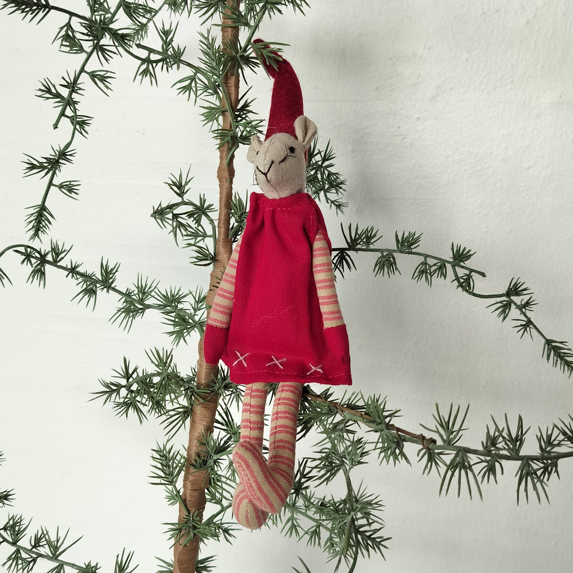 Nelli med rød kjole-stribet gamacher-stribet ærmer