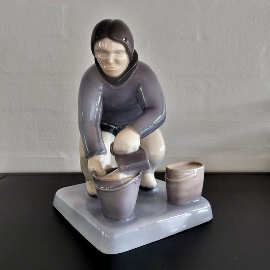 Secondhand - Bing og Grøndahl "Grønlandsk kvinde med spand" nr. 2416
