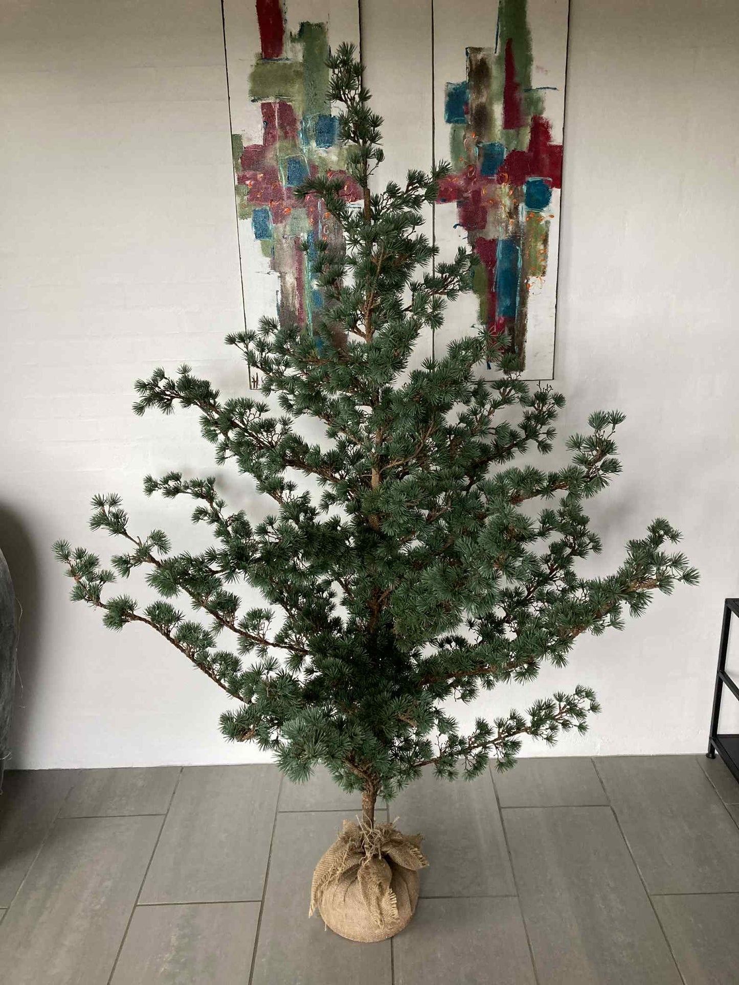 Kunstigt cedertræ på jutefod 180 cm (2. sortering/udstillingsmodel)