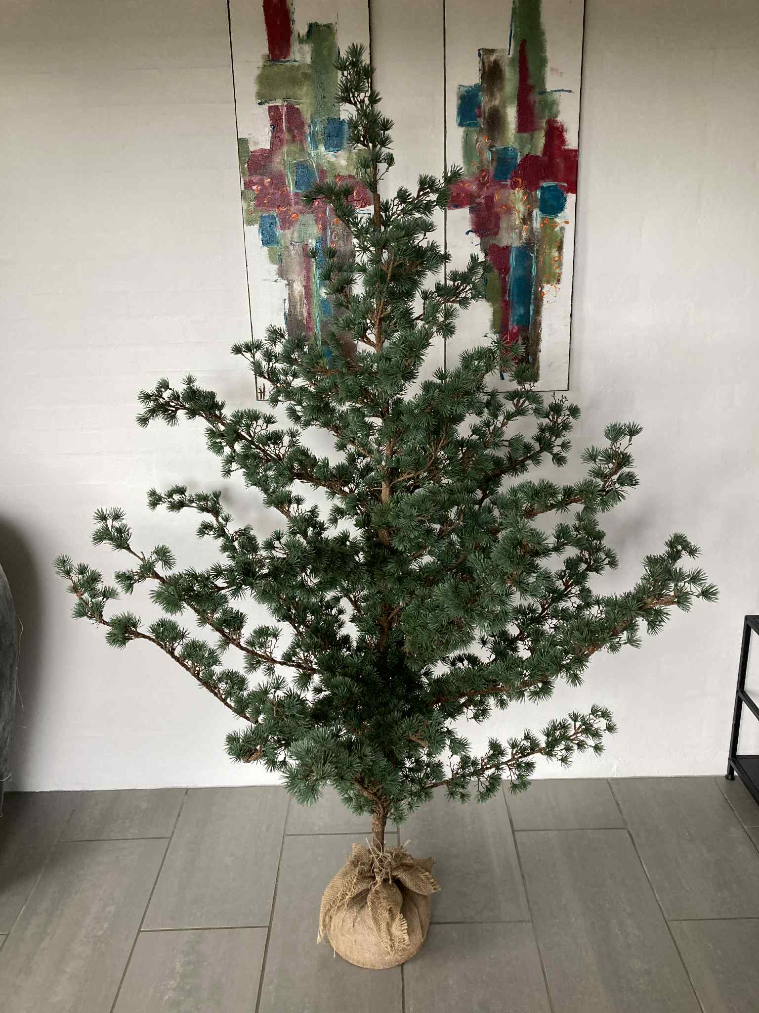 Kunstigt cedertræ på jutefod 180 cm (2. sortering/udstillingsmodel)