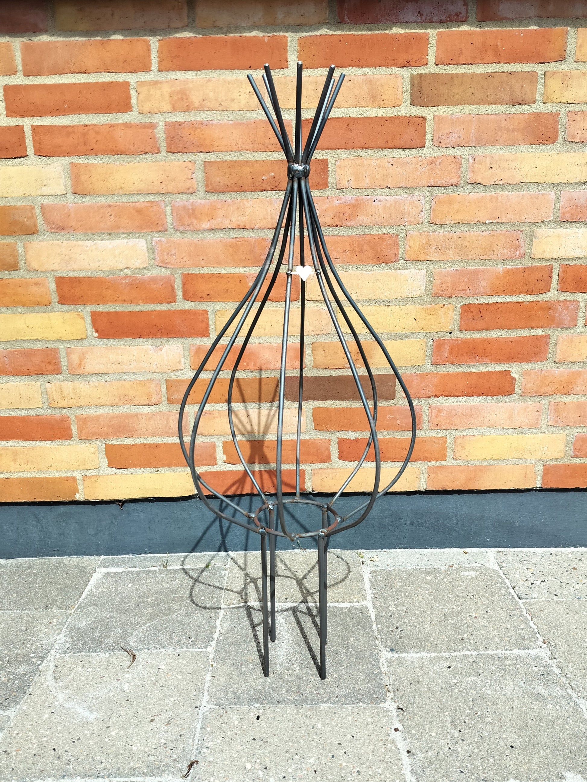 Metal skulptur dråbeformet