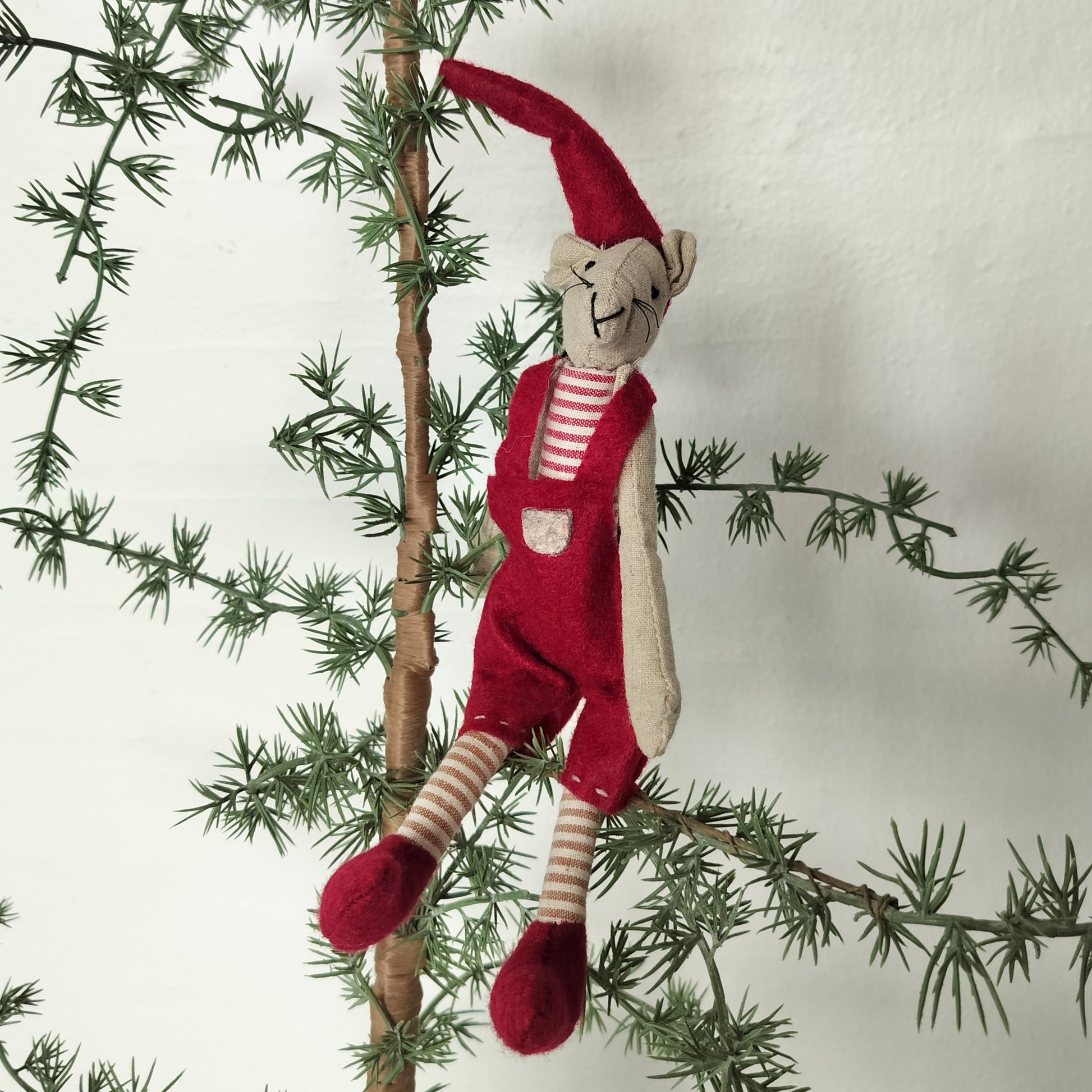 julemus Noa med røde smækbukser-stribet ben-røde-fødder og sandfarvet arme