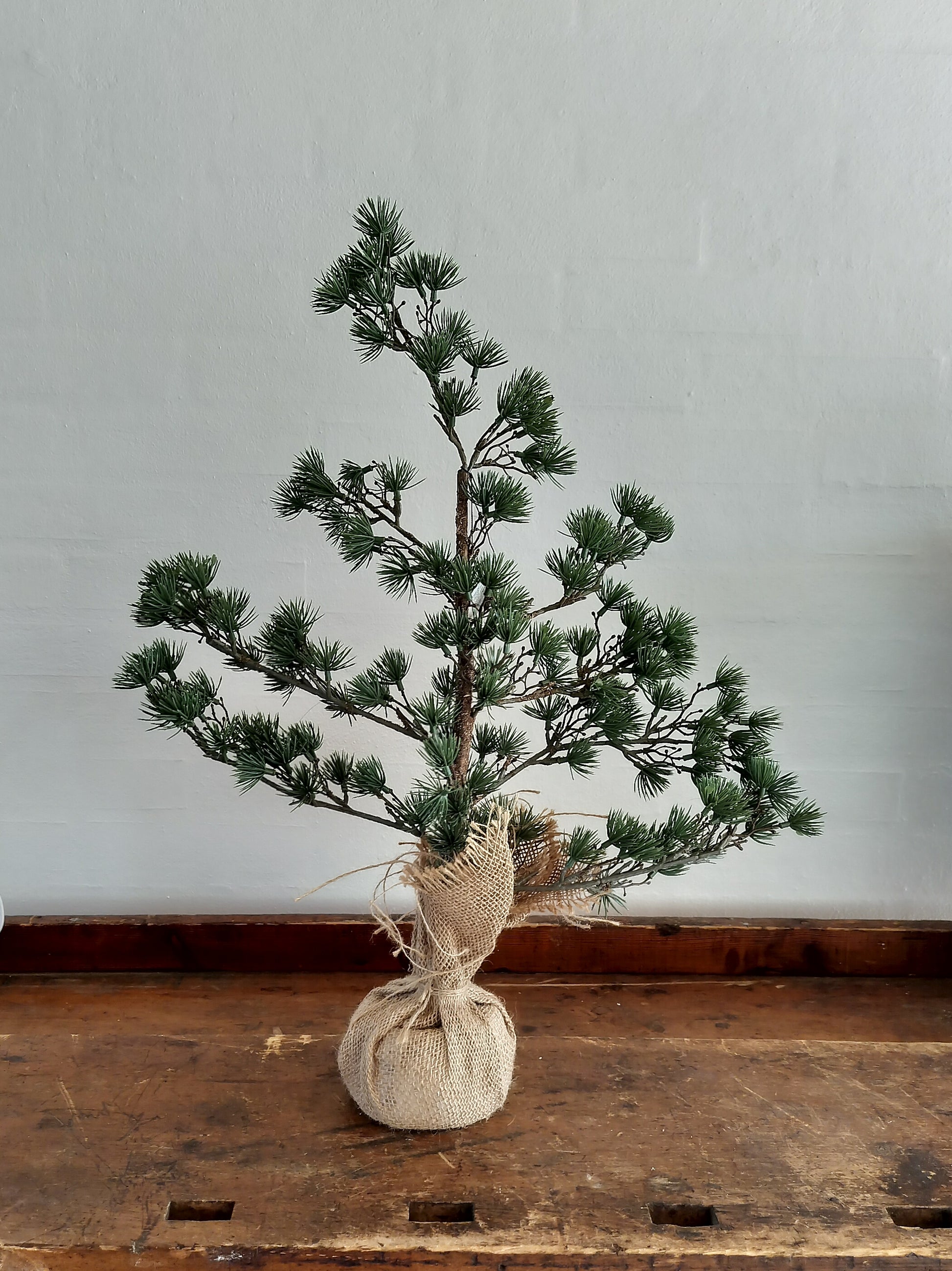 Ib Laursen - Kunstigt Cedertræ m/ jutefod H 60cm