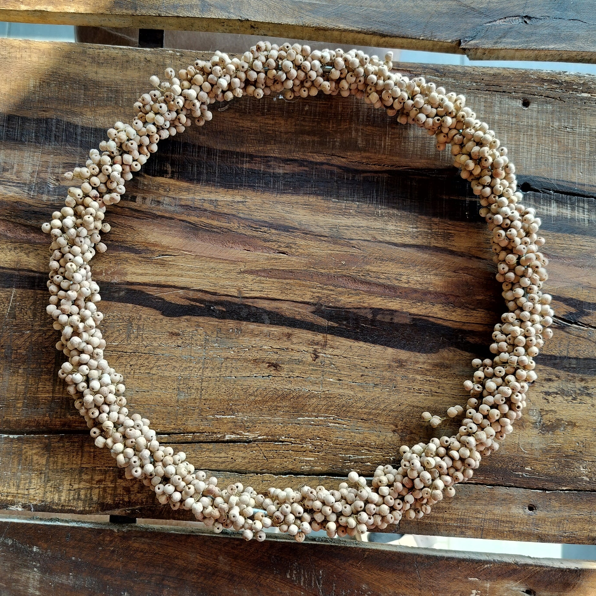 Ib Laursen - Krans af håndlavede naturfarvede træperler Ø 34 cm