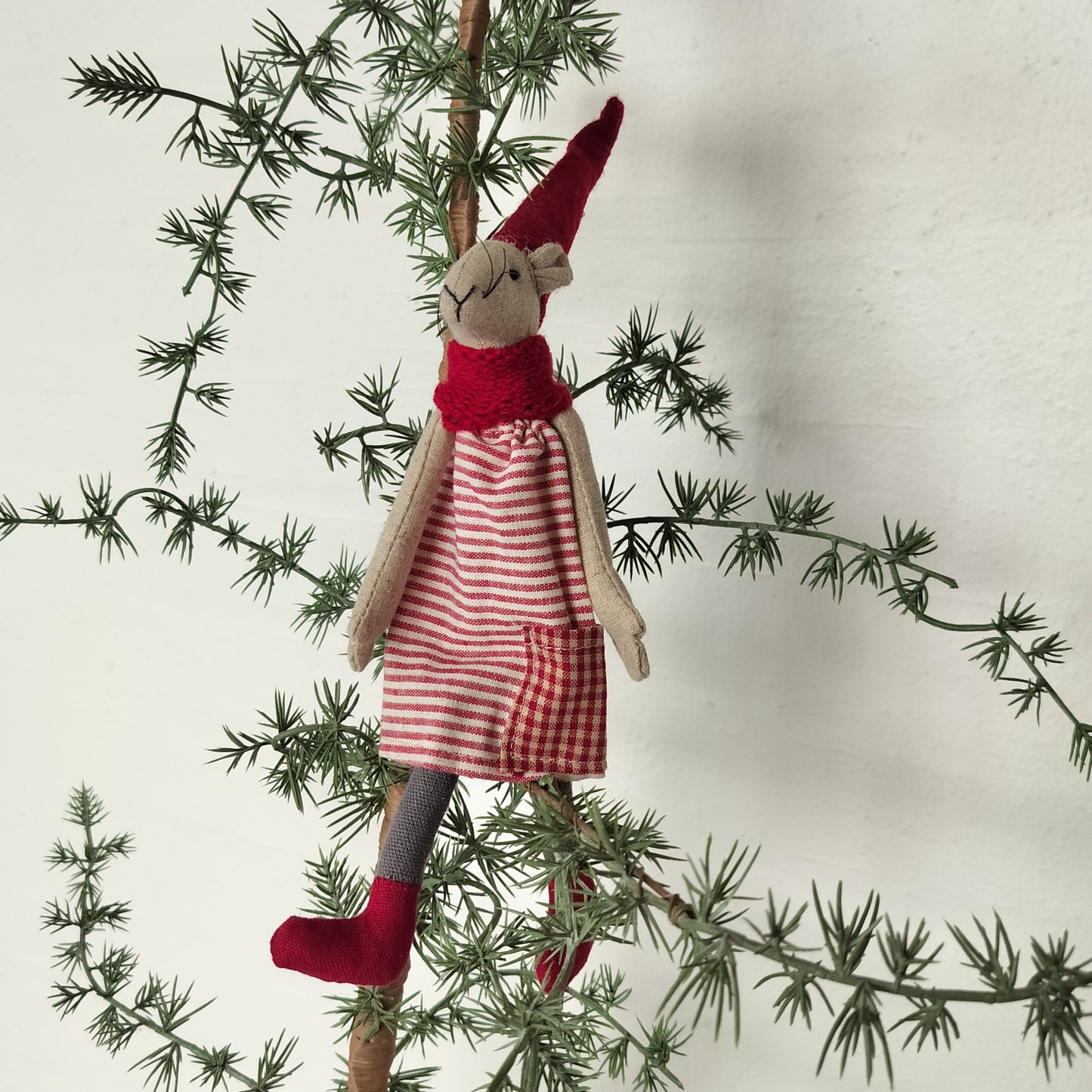 julemus Nelli med stribet kjole med ternet lomme-grå gamacher-røde fødder og sandfarvet arme