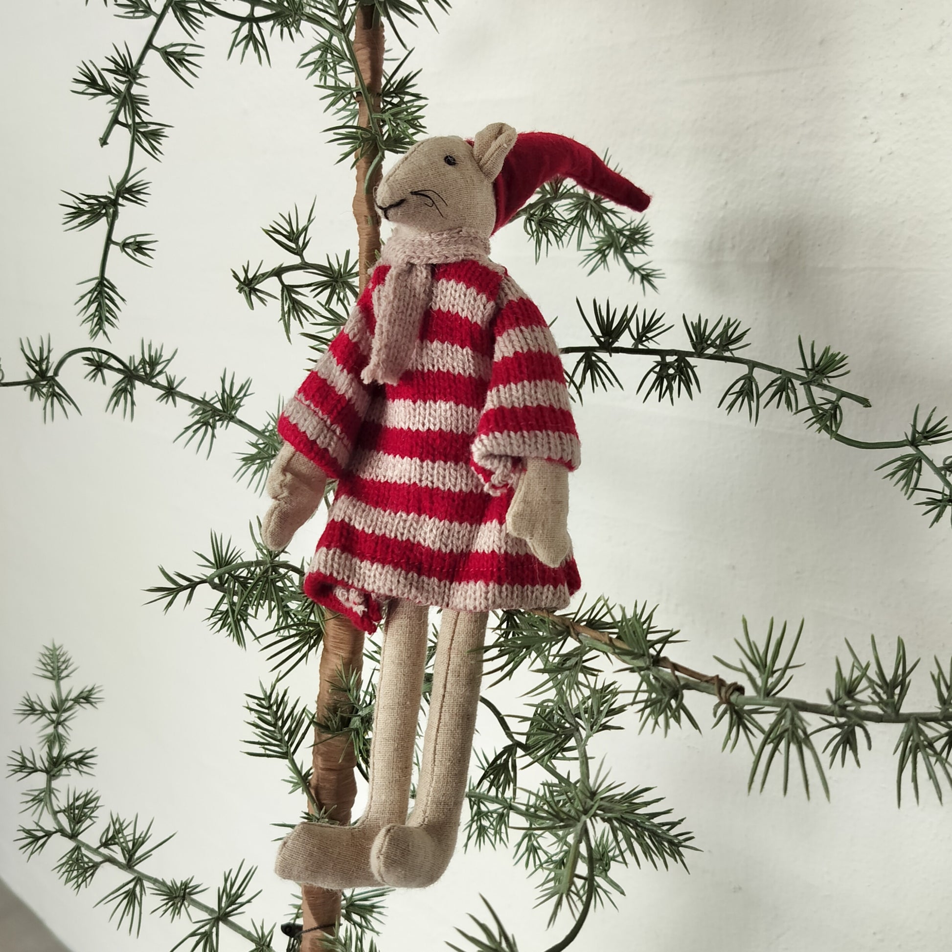 Nelli med bredstribet kjole med lange ærmer-sandfarvet ben-fødder-hænder