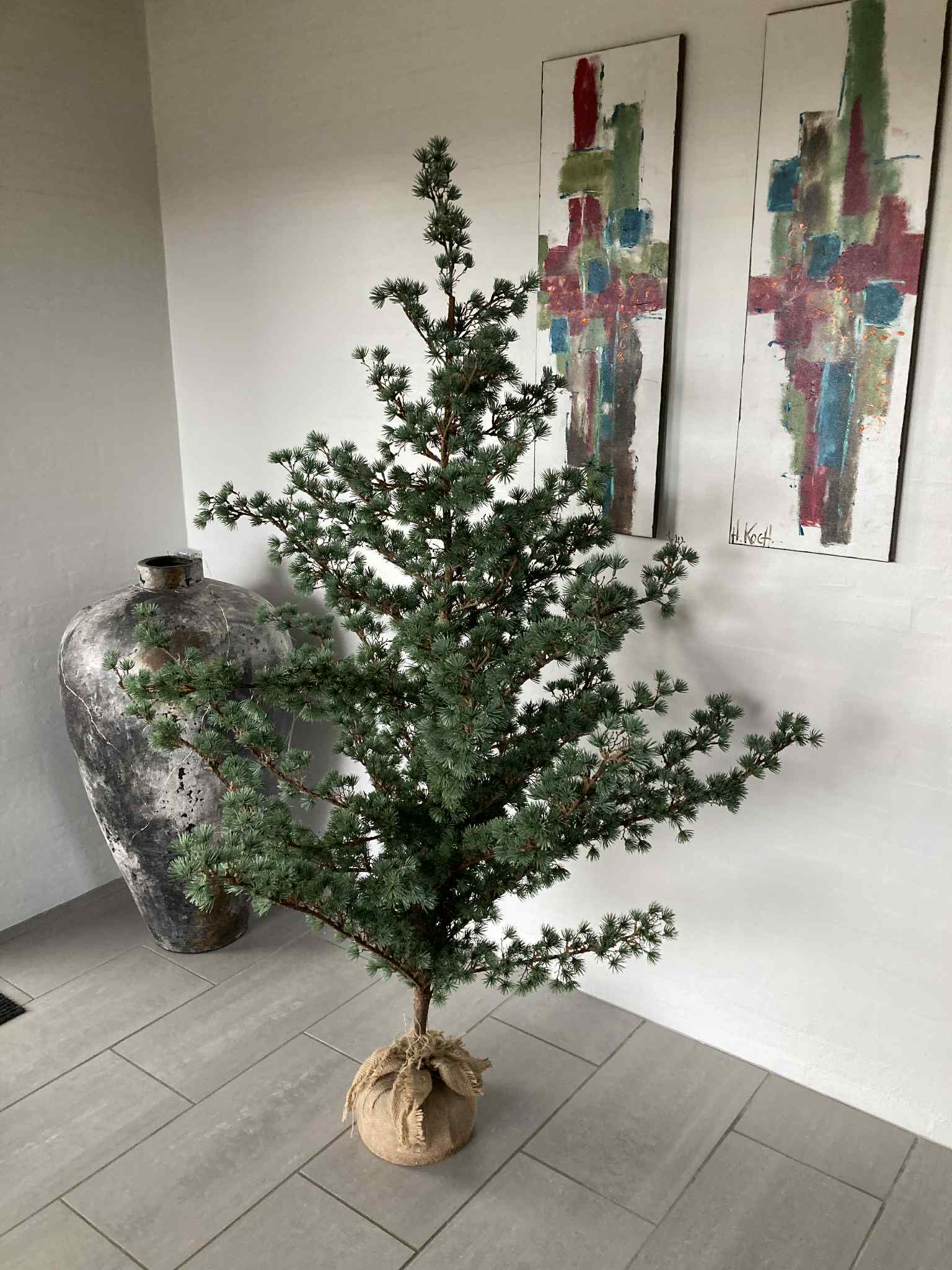 Kunstigt cedertræ på jutefod 180 cm (2. sortering/udstillingsmodel)