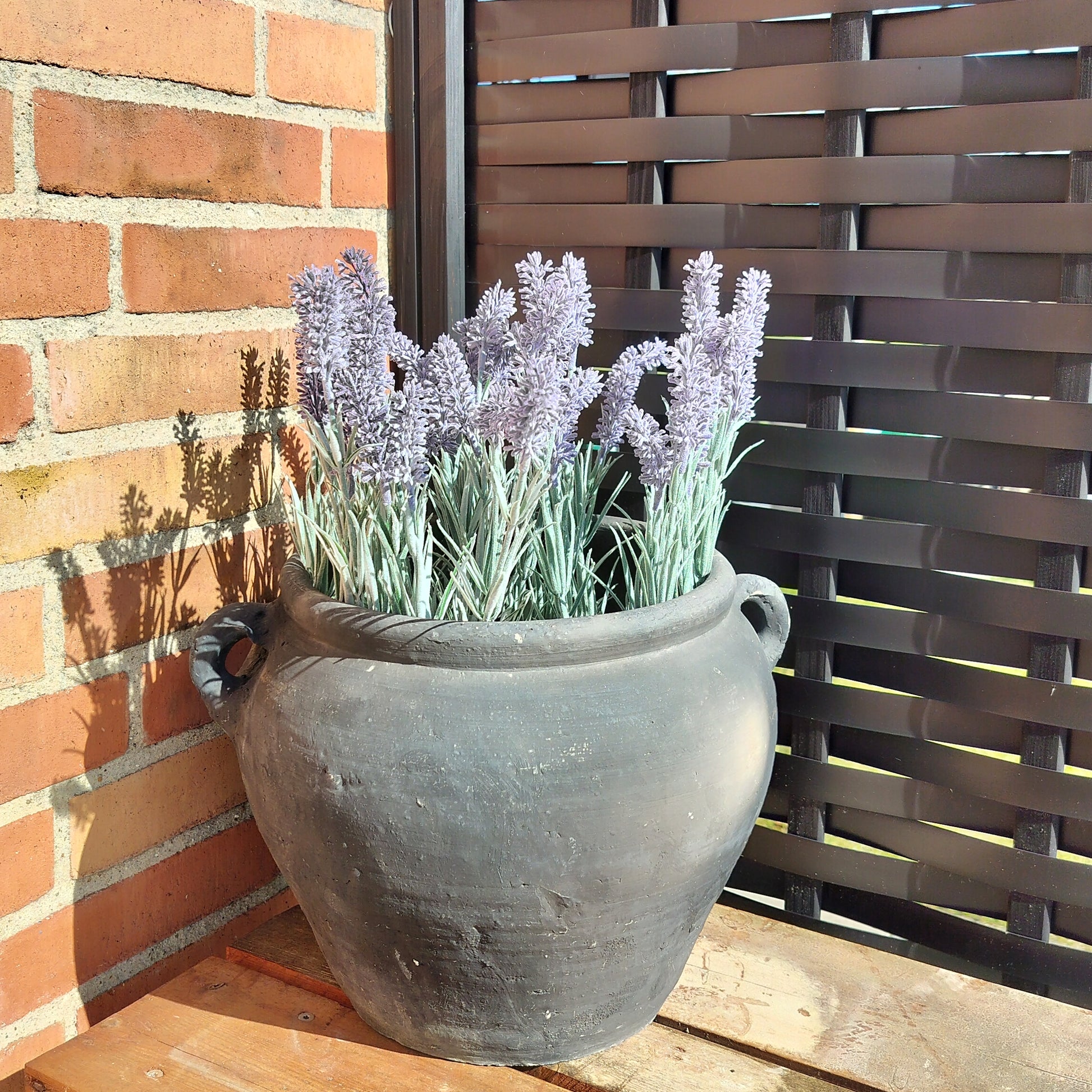 Krukke med ører UNIKA, vist med kunstige lavendel planter